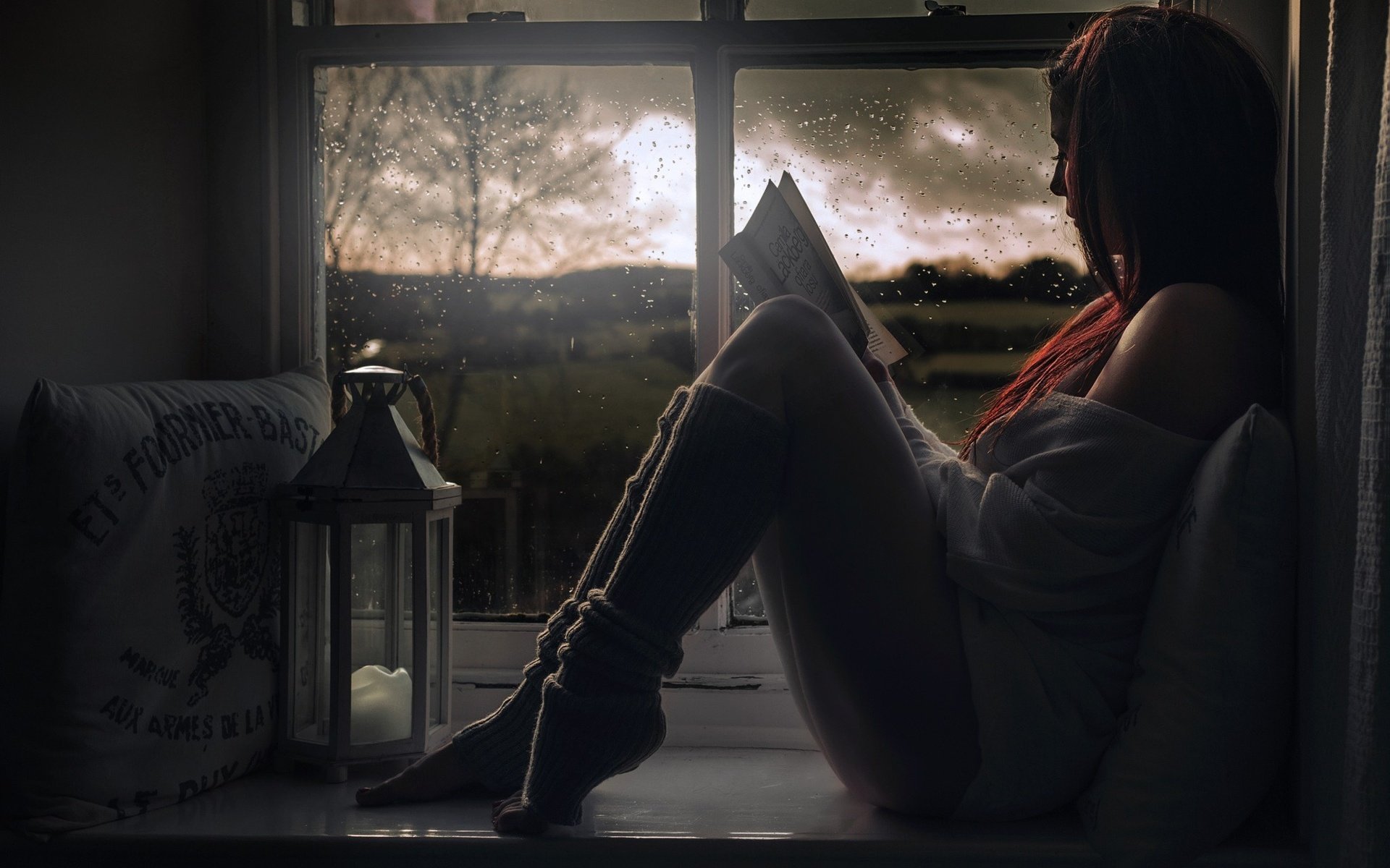 Девушка на подоконнике. Девочка на подоконнике. Девушка сидит у окна ночью. Фотосессия на подоконнике. Читать тень у порога