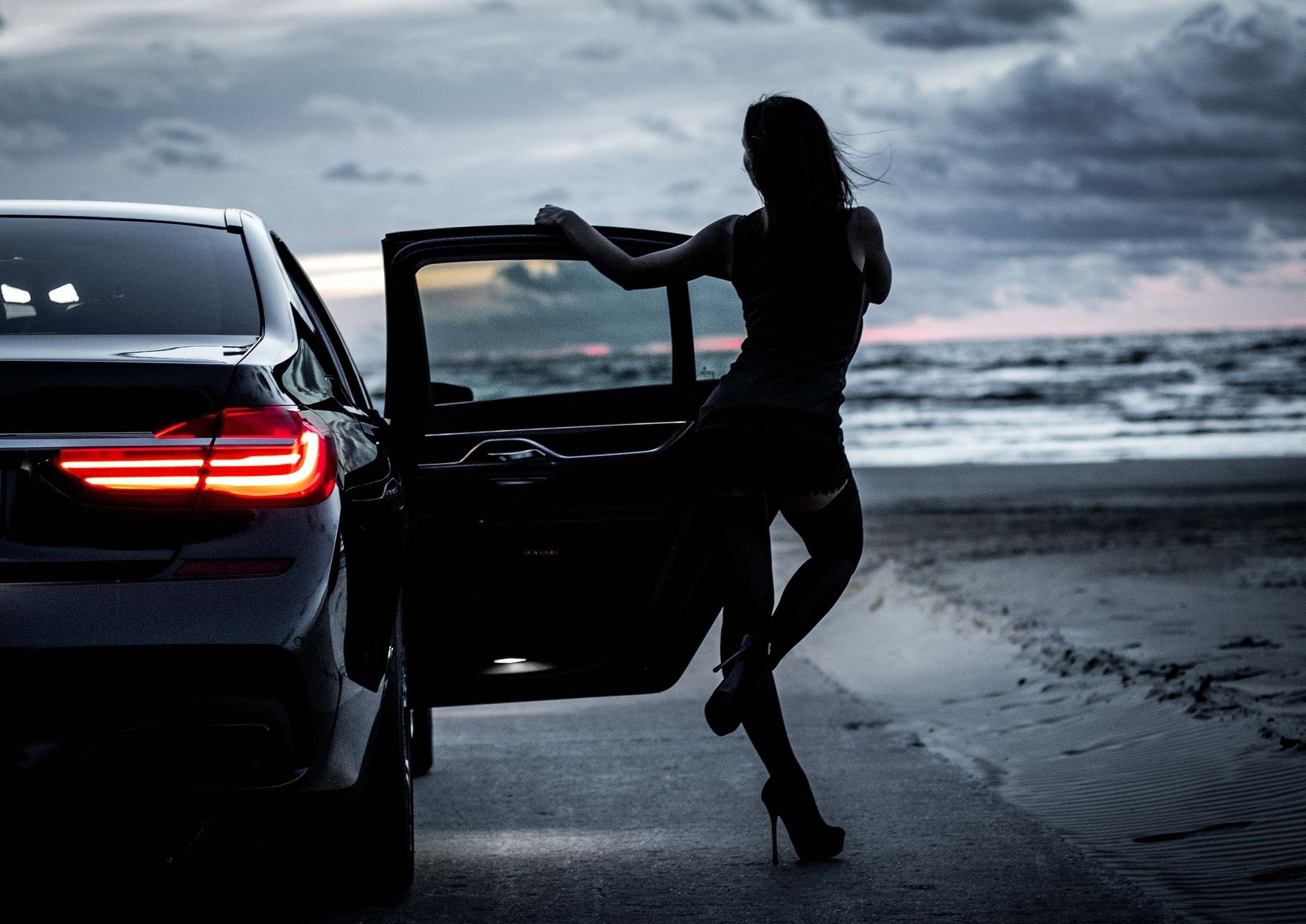 Девушка в машине. Девушка возле машины. Фотосессия с машиной. Девушка возле черной машины.