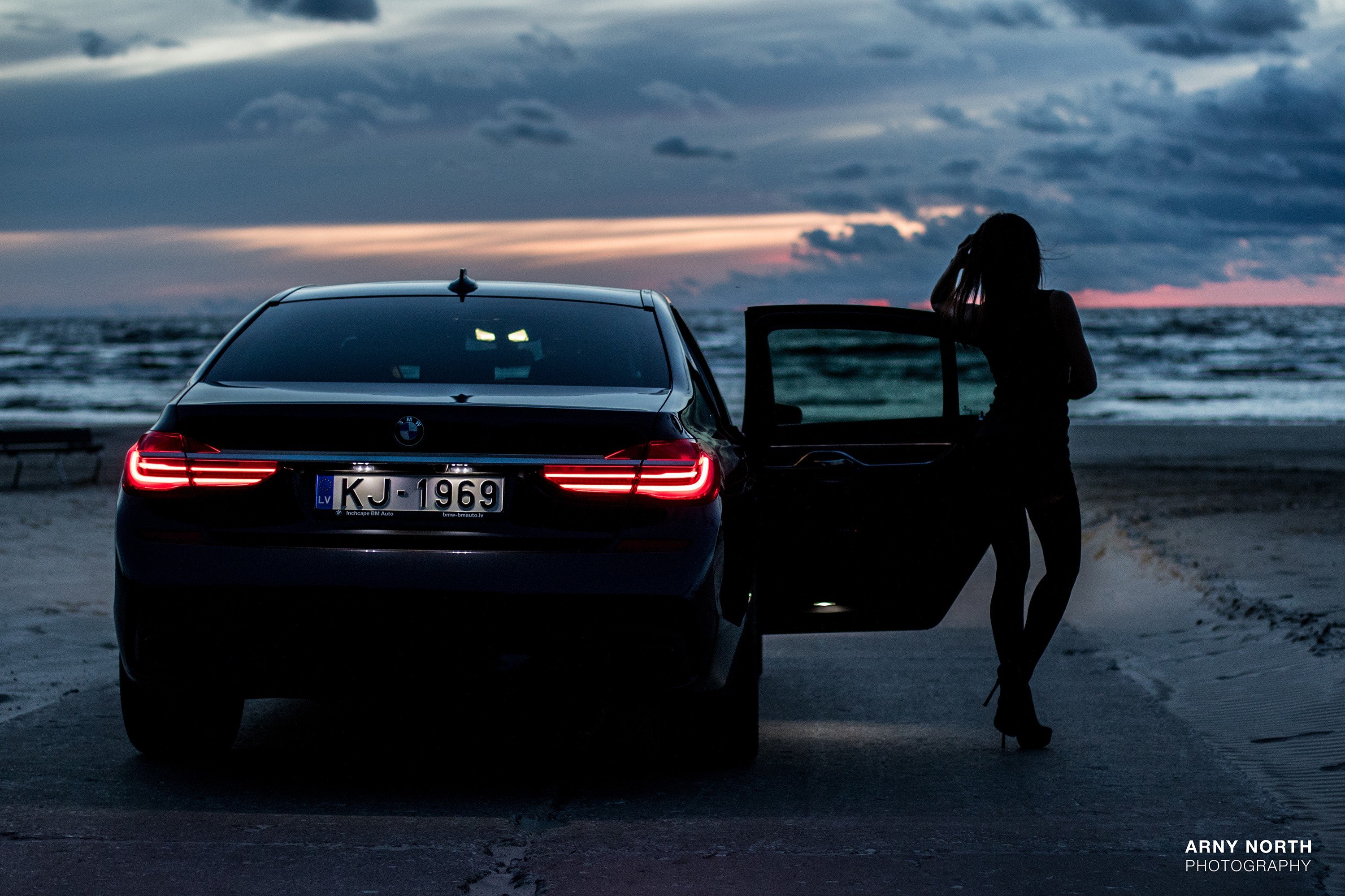 БМВ м5 пантера. BMW e38 море. Девушка около машины. Черный автомобиль и девушка. Песни а в машине едет черная машина