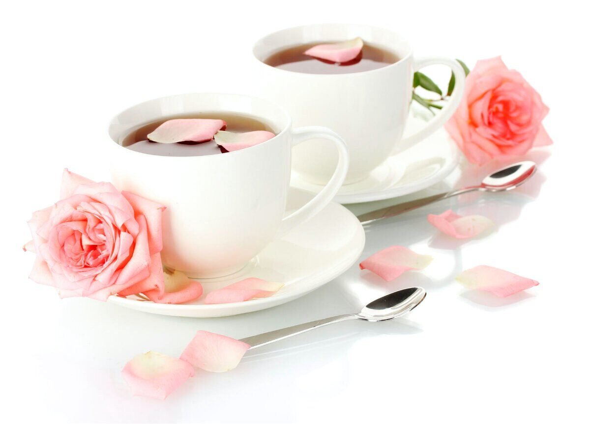 Доброе утро розы надписи. Кофе и розы с добрым утром. Розовый чай. Чашка кофе с цветами.