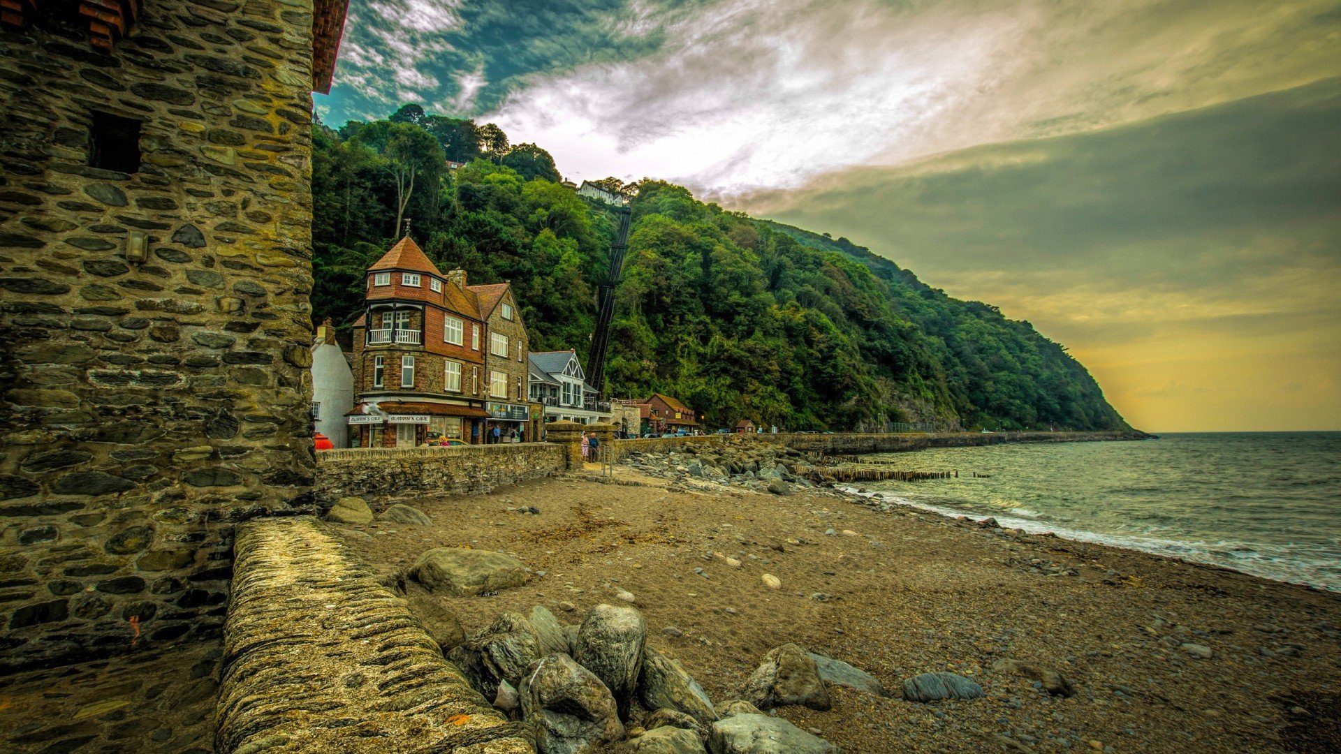 На берегу что на русском языке. Деревня Линмут(Lynmouth),Великобритания. Уэльс дом у моря. Домик на берегу моря. Пейзаж.