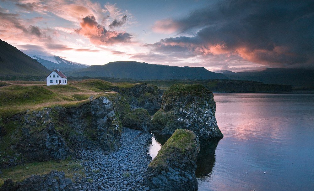 Домик интроверта Исландия. Тихая гавань Ирландия. Дом Бьорк в Исландии. Исландия одинокий домик. Самые далекие далекие края