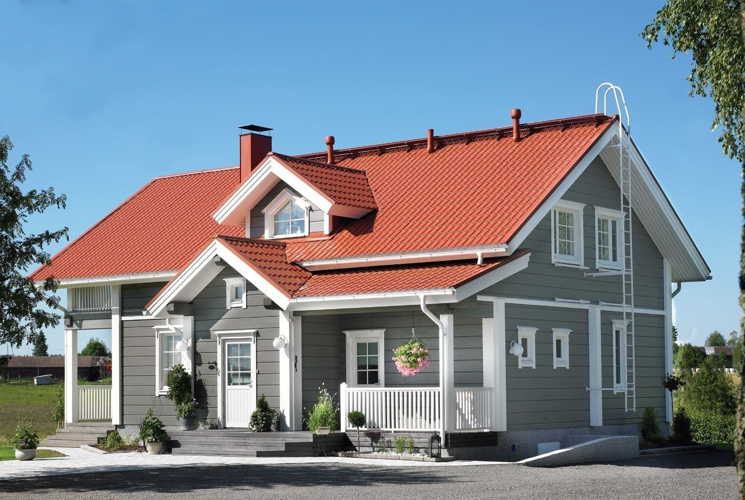 Дом квадратный крыша покраска. Серый дом с красной крышей. Деревянный дом с красной крышей. Фасады домов с красной крышей. Серый дом с бордовой крышей.