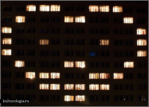 Ночные окна домов. Свет в окне многоэтажки. Свет в окнах домов. Многоэтажный дом ночью.