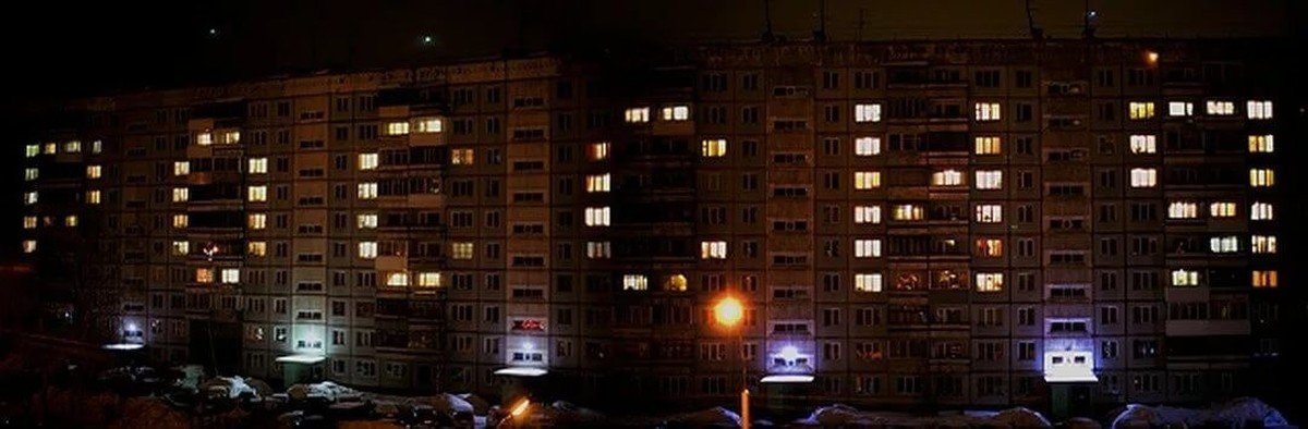 Вечерний дом 11.03 2024. Ночные окна домов Россия. Свет в окне многоэтажного дома. Ночные окна панельных домов. Свет в окнах многоэтажек.