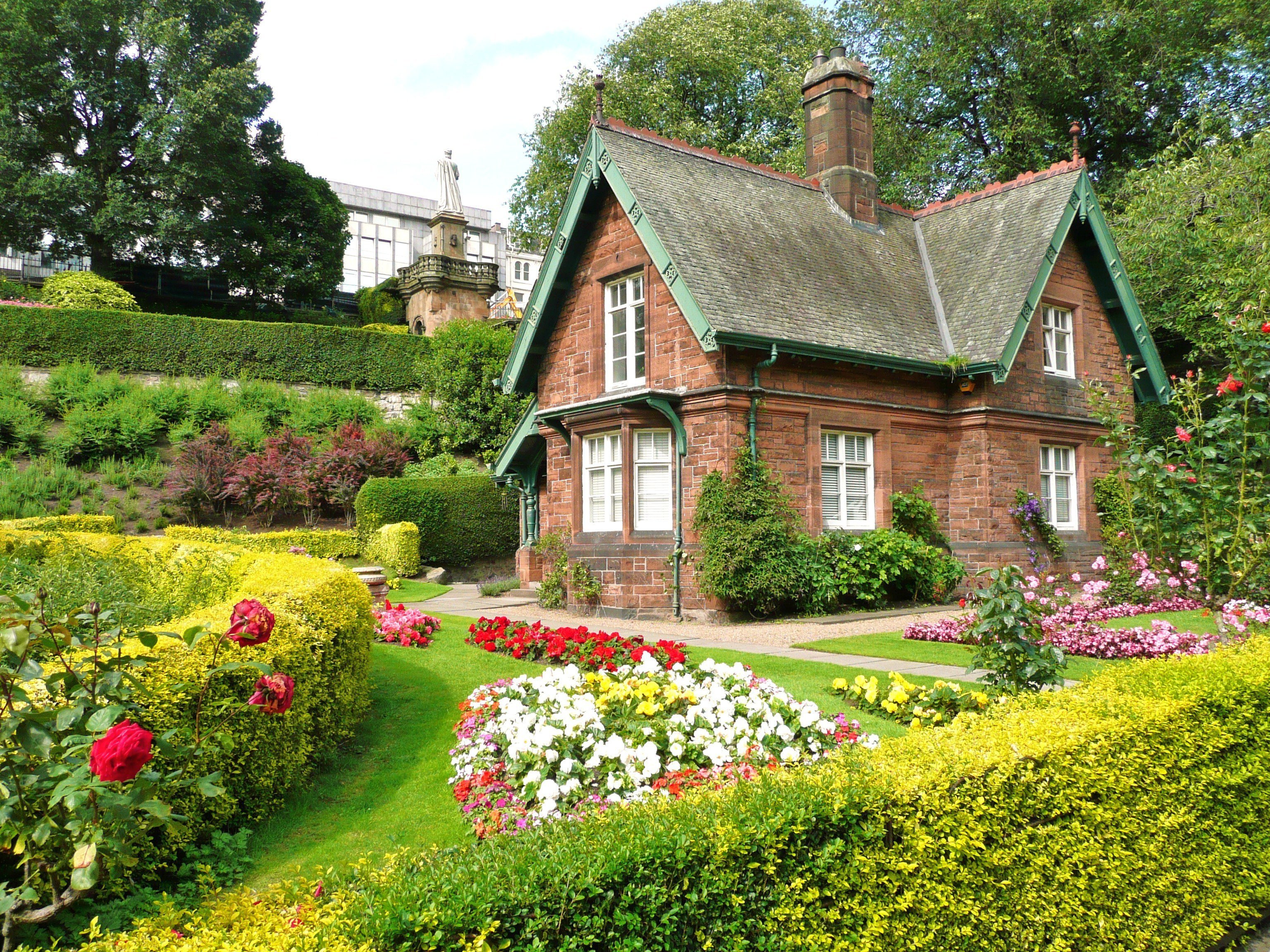 Красивый дом открытка. Английские домики с садом каменный Джейн Остен. Поместья Хэмпшир Англия. Домик садовника Эдинбург. Стиль Тюдор (Tudor Revival Cottage).