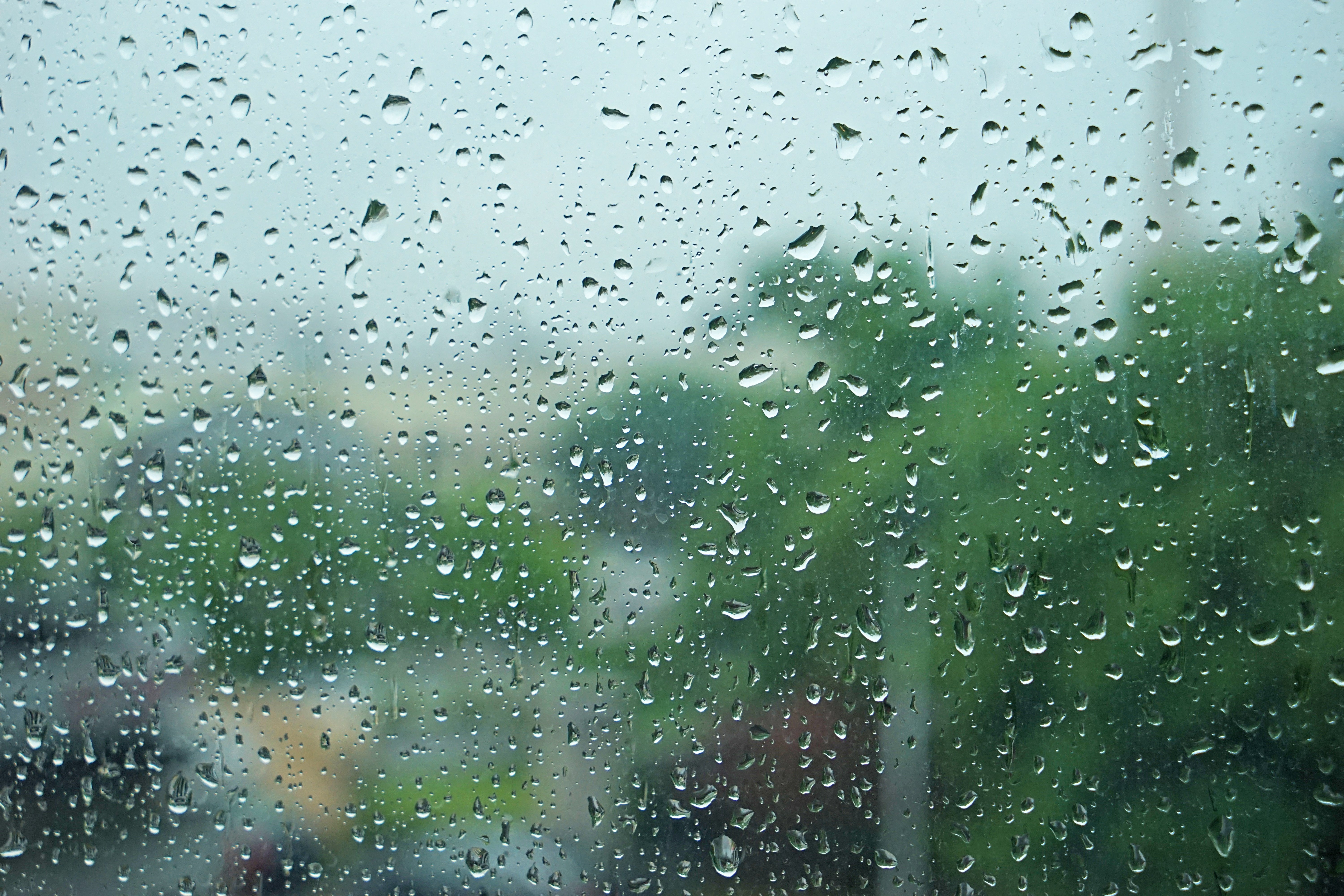 Дождь в окне. Капли дождя. Дождь картинки. Дождь за окном. Какое лето будет дождливое