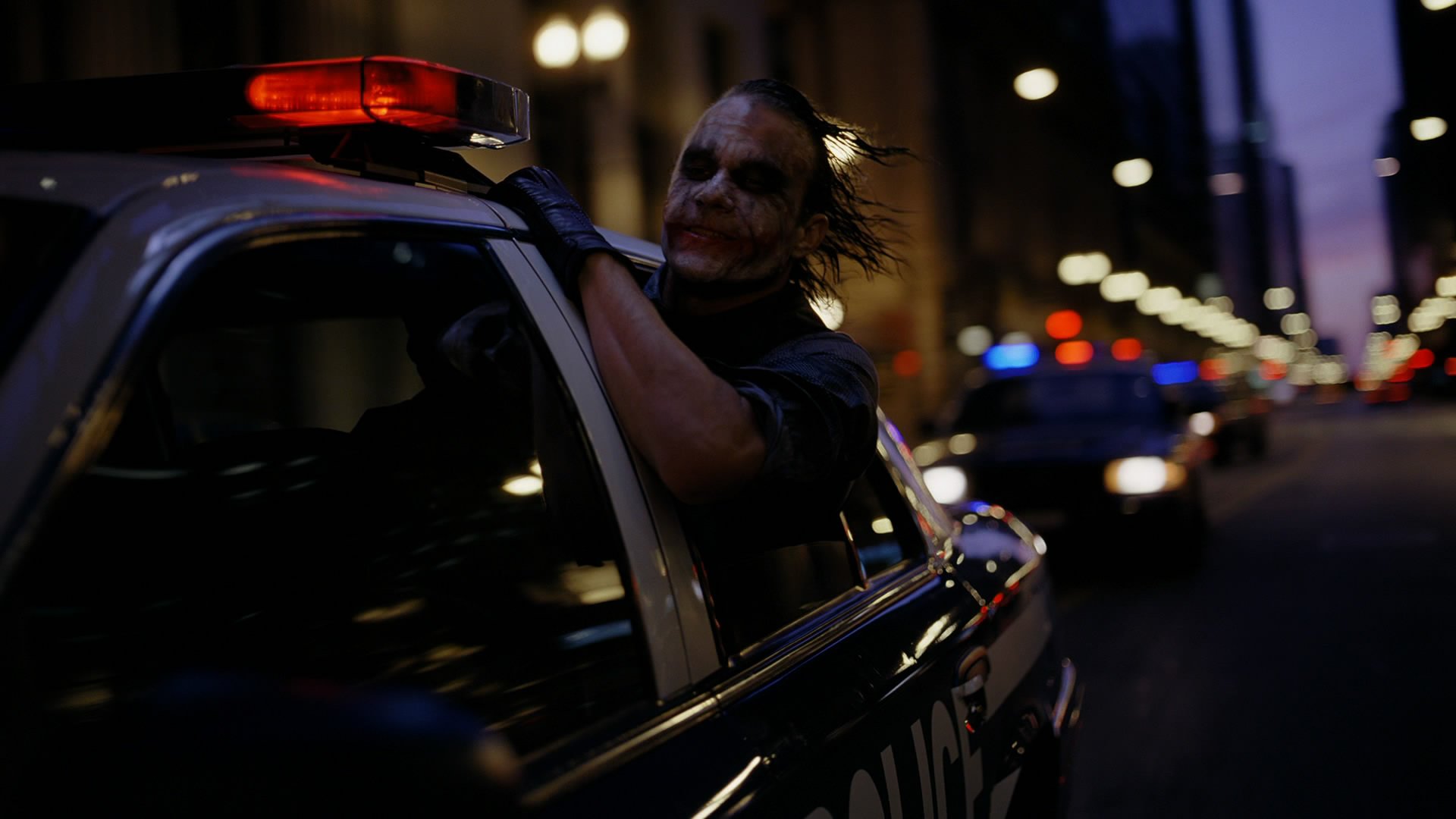 Чёрный рыцарь Джокер 2008. Тёмный рыцарь хит Леджер в полицейской машине. Хит Леджер темный рыцарь машины. Еду в полицейской машине