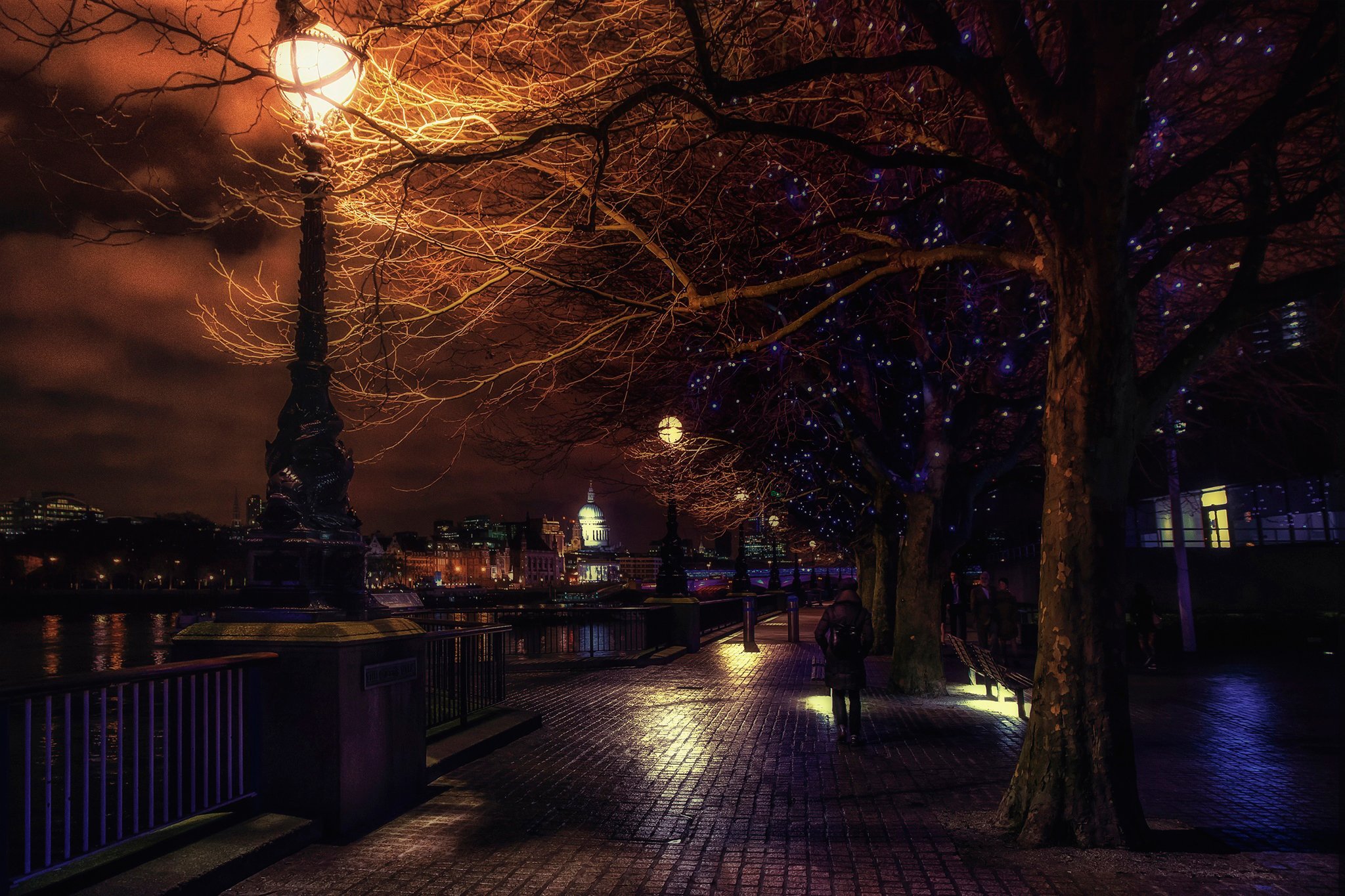 Вечер город фонари. Вечер в городе. Ночной парк. Вечерний город. Улица вечер фонарики.