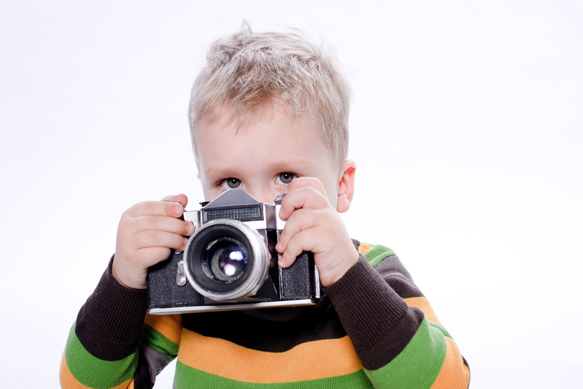 Фотоаппарат для детей. Фотограф ребенок. Мальчик с фотоаппаратом. Фотоаппарат в руках. Фотоконкурс для детей