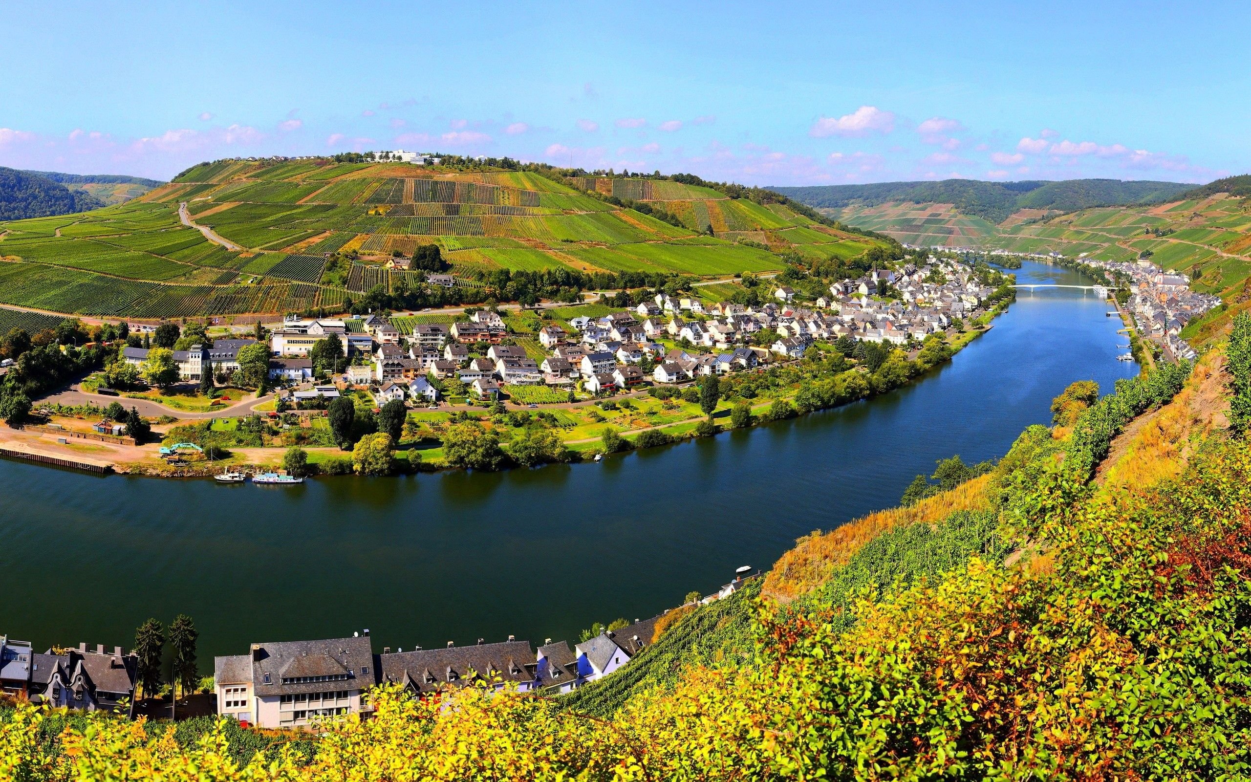 Город около гор. Целль Германия. Природа Германии Рейн. Город Zell Германия. Река Рейн в Швейцарии.