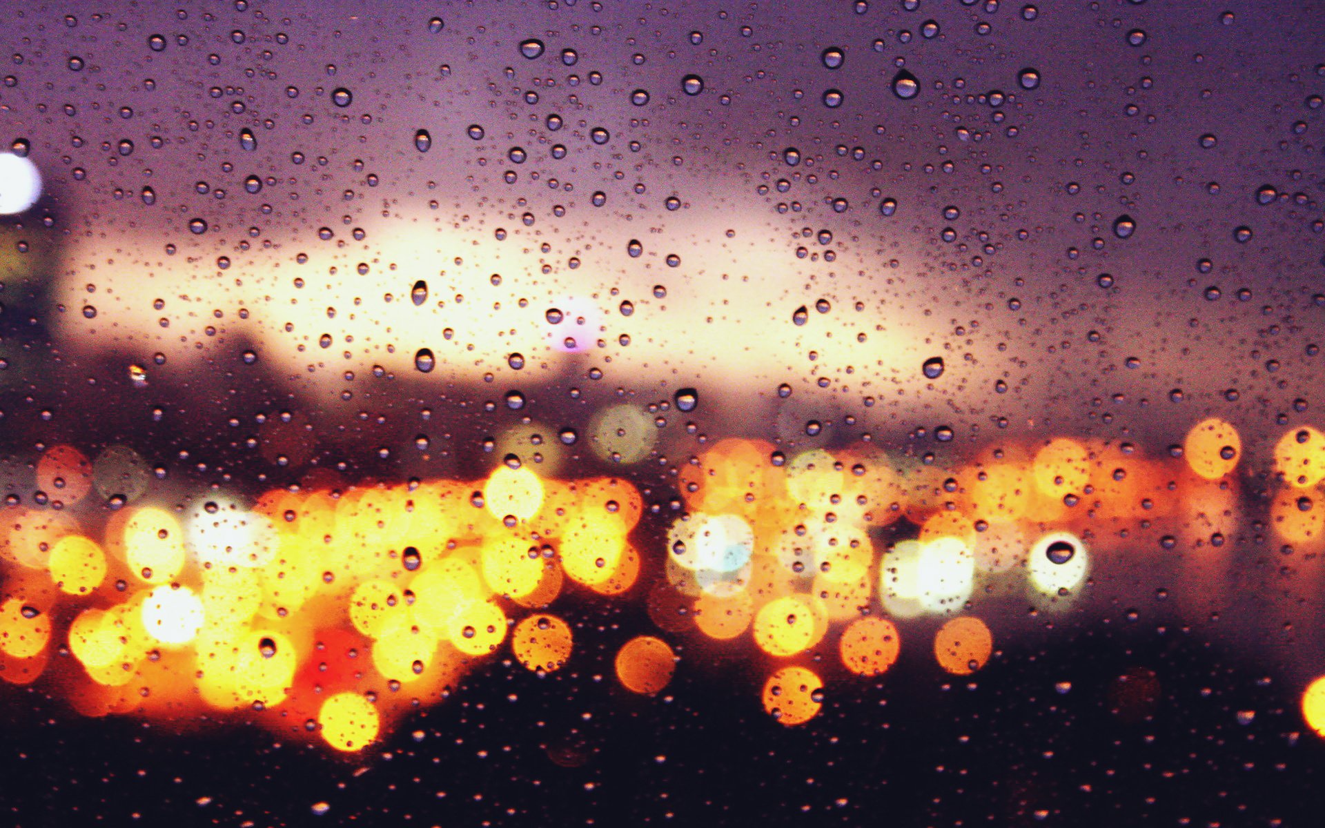 Размытое стекло. Капли на стекле. Обои дождь. Капли дождя на стекле. Обои на рабочий стол дождь.