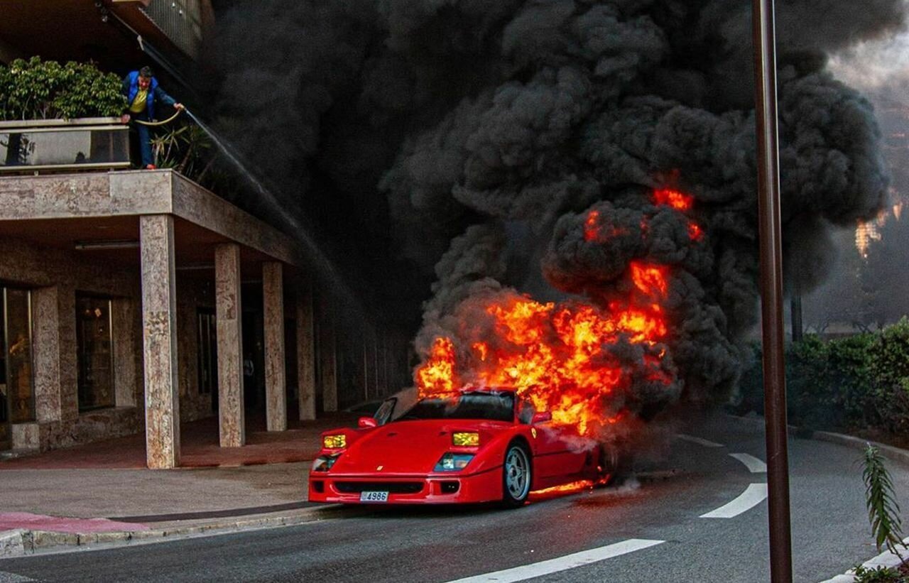 Включи машина загорелась. Ferrari f40 Fire. Горящий Феррари ф 40. Ferrari f40 горит.
