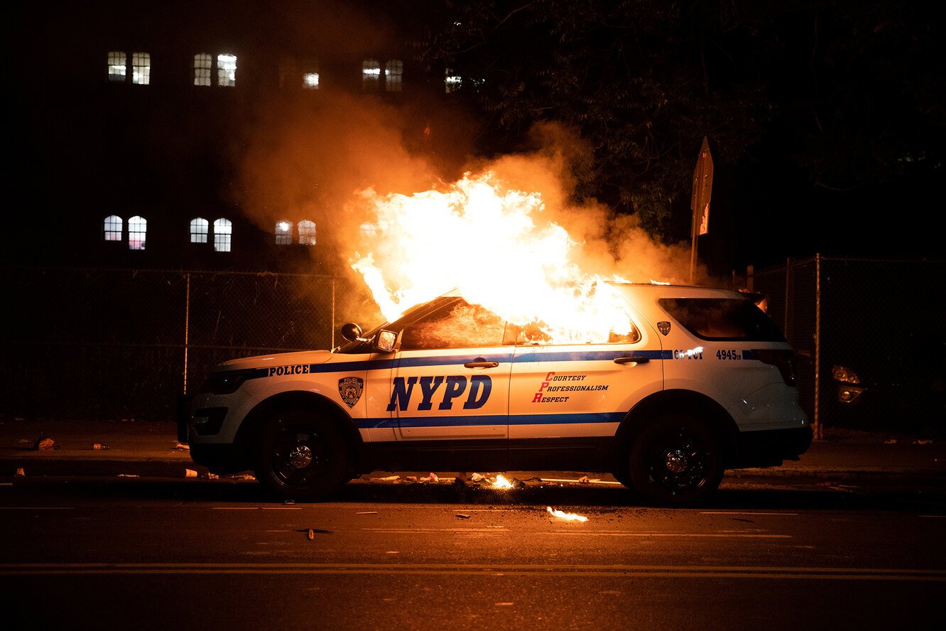 Полицейский разбивает машину. Беспорядки в Нью-Йорке машины полиции. Горящая Полицейская машина. Полицейская машина горит. Сгоревшая Полицейская машина.