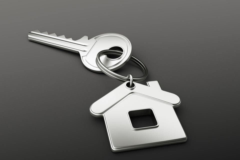 Несколько открытых ключей. Ключи от квартиры. Ключи от дома. Домик с ключами. Квартира ключи.