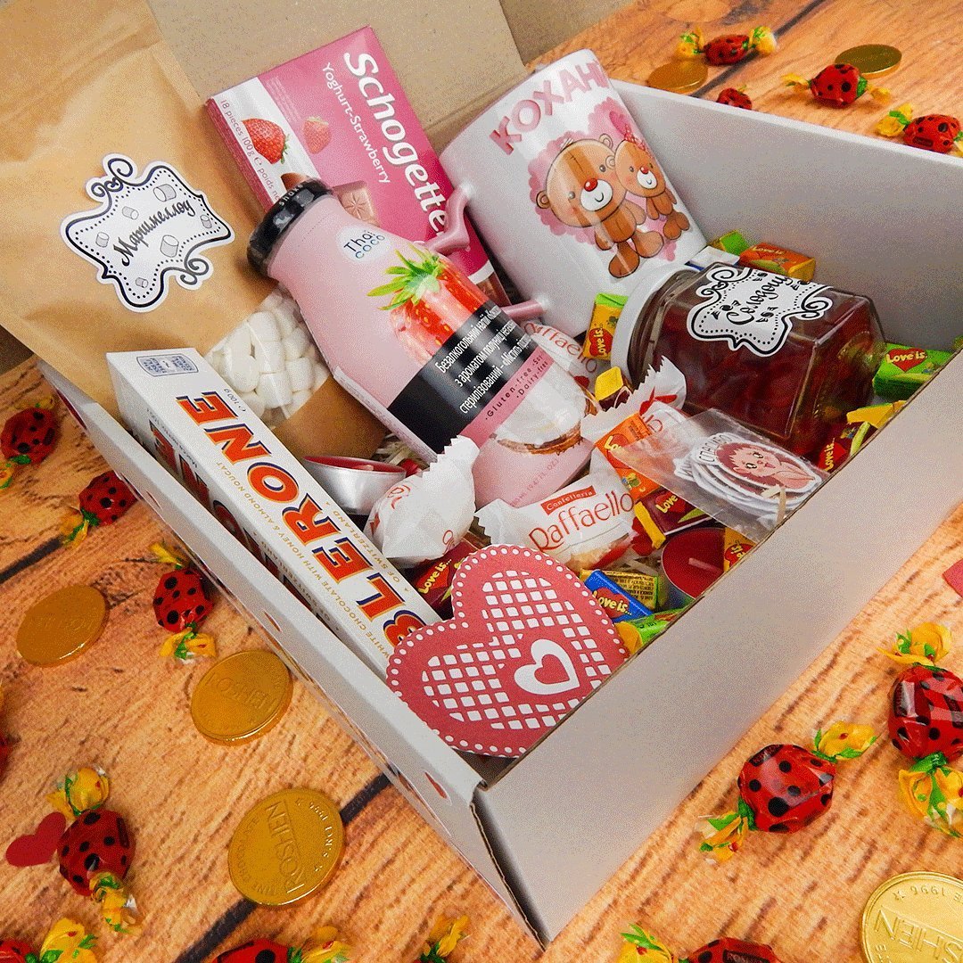Какие сладости подарить. Сладости в коробке подарок. Коробка со сладостями. Коробочка со сладостями. Оригинальный сладкий подарок.