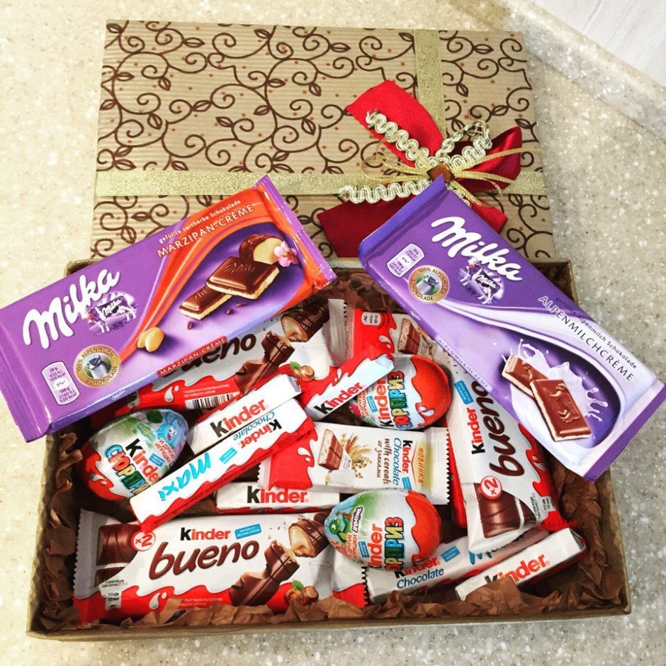 Сюрприз шоколадка. Сладости в коробке подарок. Подарочные коробки с шоколадками. Сладкий подарок в коробке. Коробочка со сладостями.