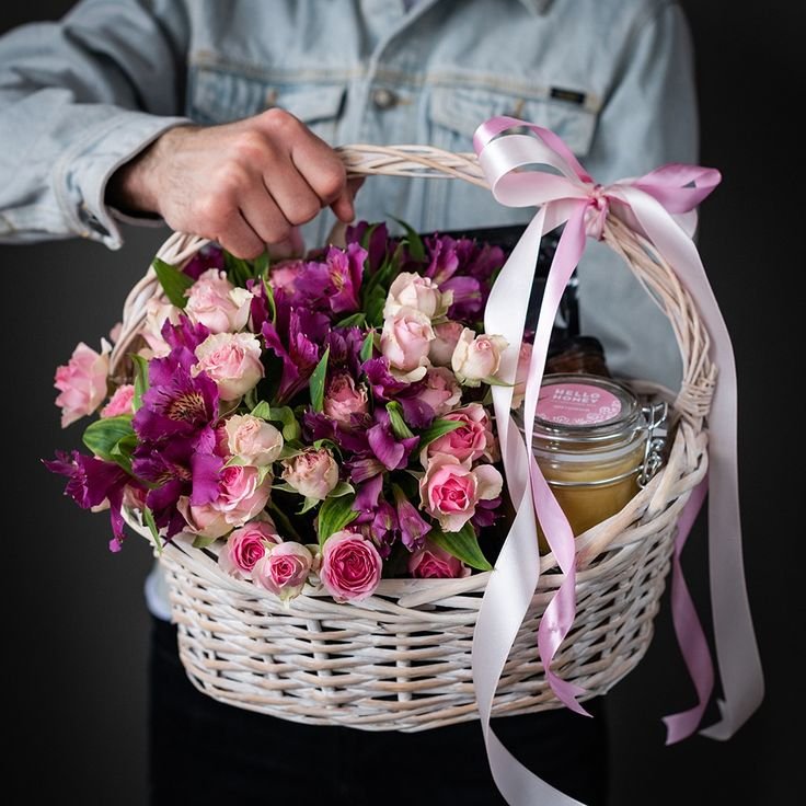 Заказать подарок цветы. Корзина с цветами. Букет в корзинке. Оригинальные букеты в корзине. Красивые корзины с цветами.