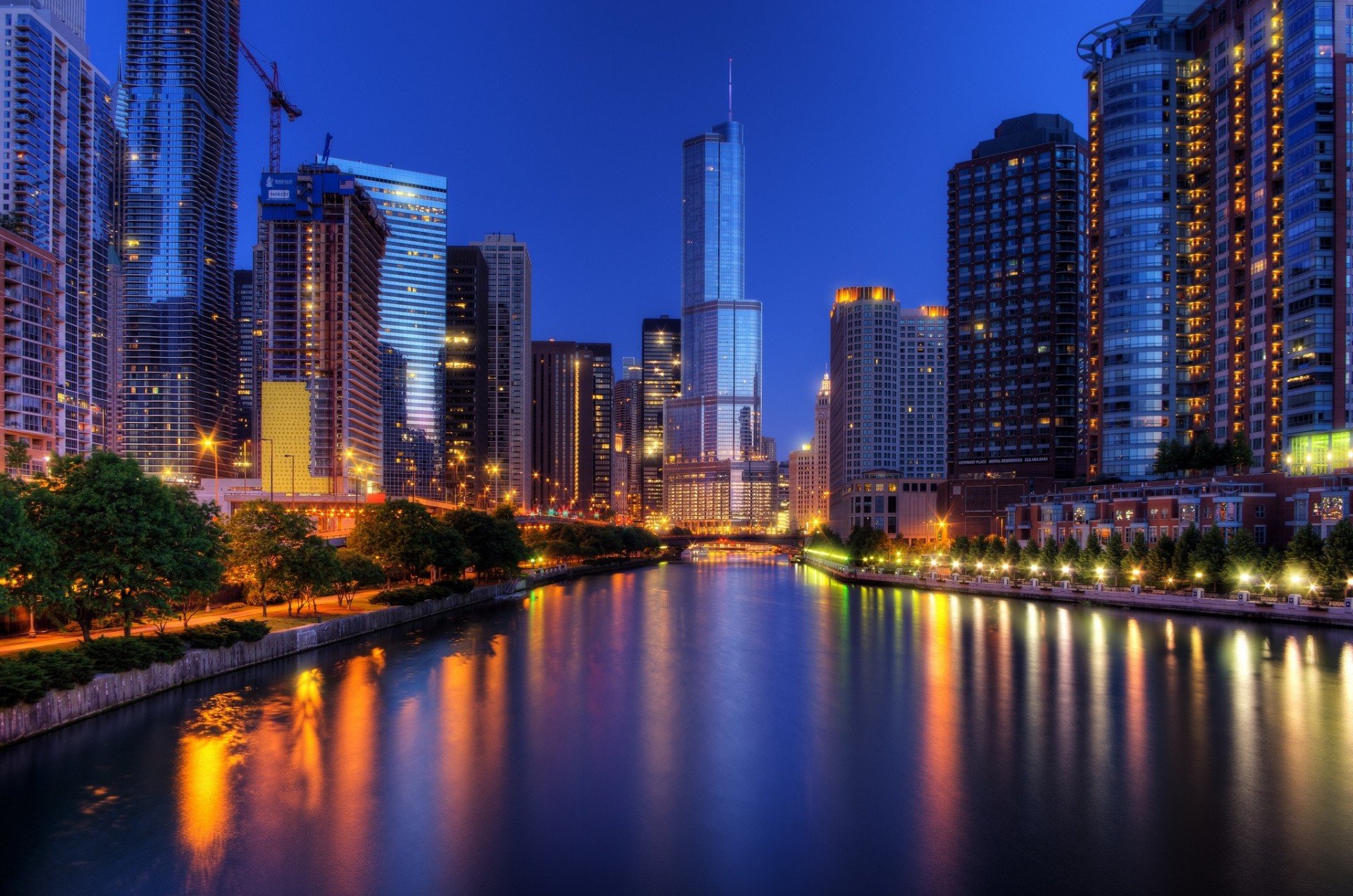 Красивые фотки городов. Чикаго (Иллинойс) ночью. Чикаго штат Иллинойс. Чикаго 2023 город. Чикаго Иллинойс пригород.