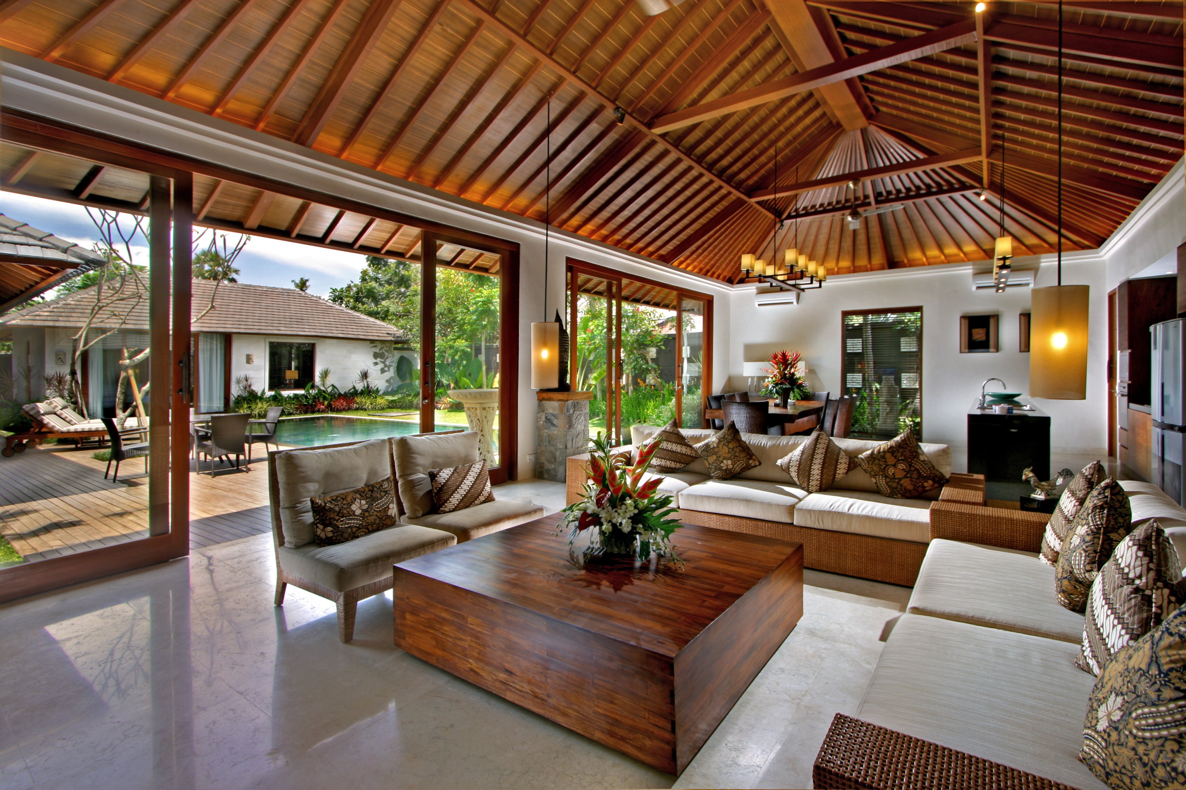 Красивый просторный дом. Тропический стиль в интерьере. Современная вилла. Стили домов. Красивый интерьер.