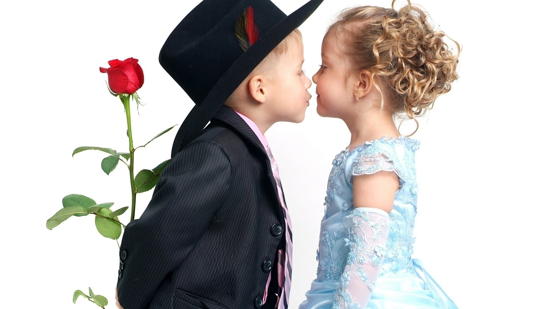 Песня мальчик целуется. Мальчик Дари девочке цветы. Мальчик и девочка любовь. Мальчик дарит девочке цветы.