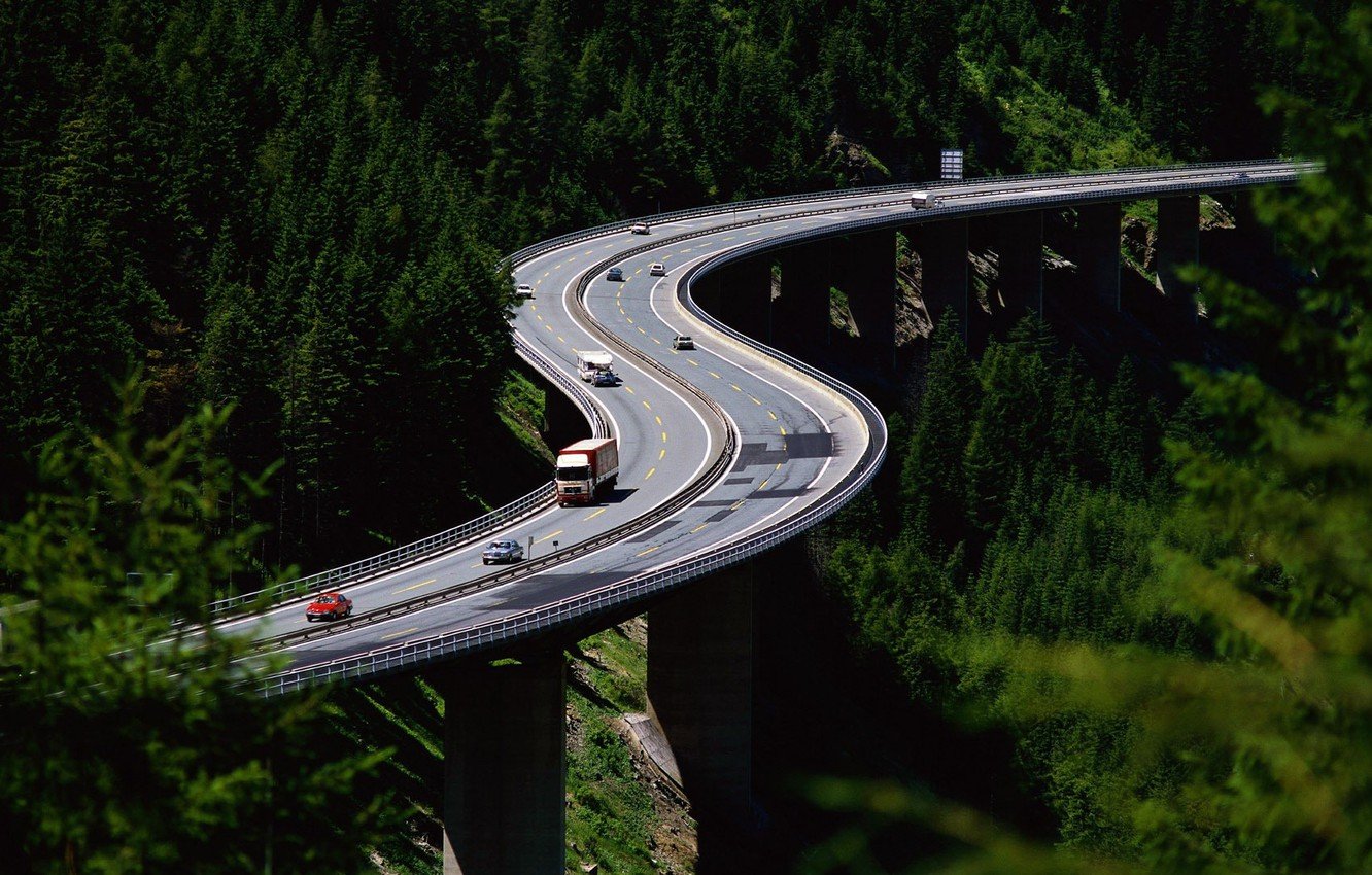 Машина едет по реке. Норвегия Автострада. Автомобильная дорога. Серпантин дорога. Извилистая дорога в горах.