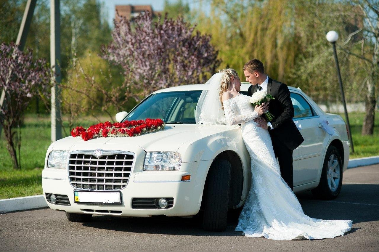 Свадебный Крайслер 300с. Свадебная машина. Жених и невеста возле машины. Свадебная фотосессия с машиной.
