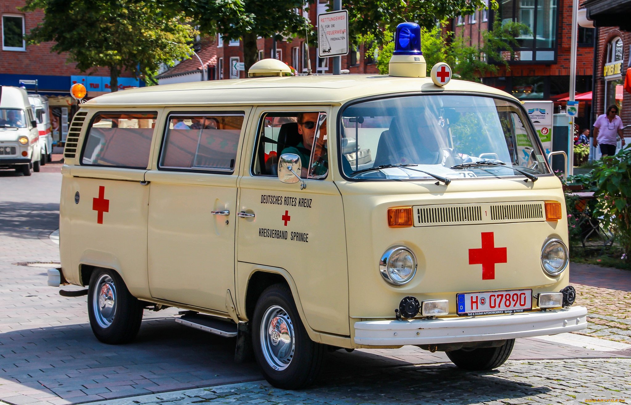 Автомобиль скорой помощи. Старые машины скорой помощи. Санитарный автомобиль. Машина скорой помощи в Германии.
