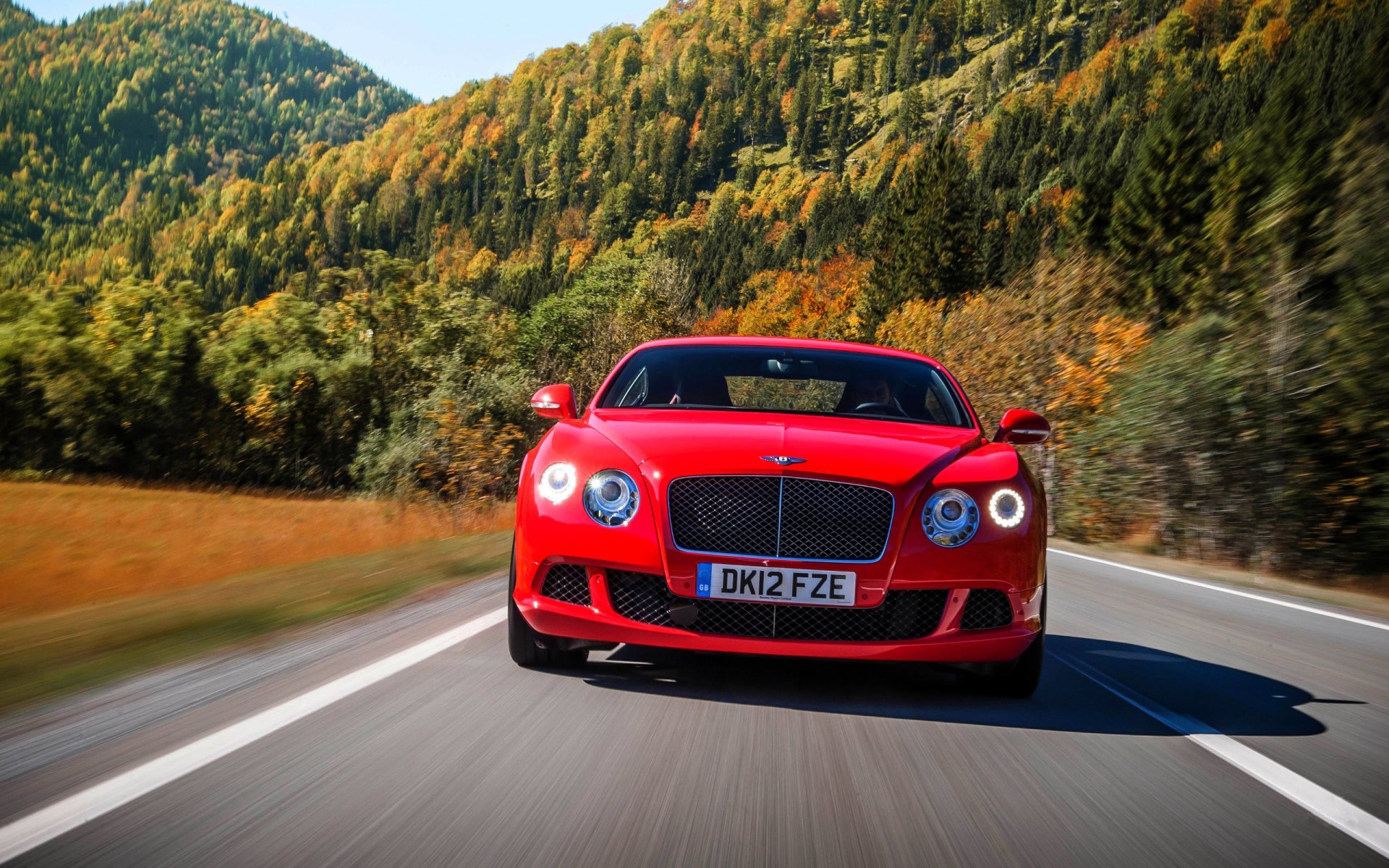 Едет красная машинка. Bentley Continental gt. Бентли Континенталь gt красная. Бентли Континенталь ГТ 2015. Бентли gt3-r.