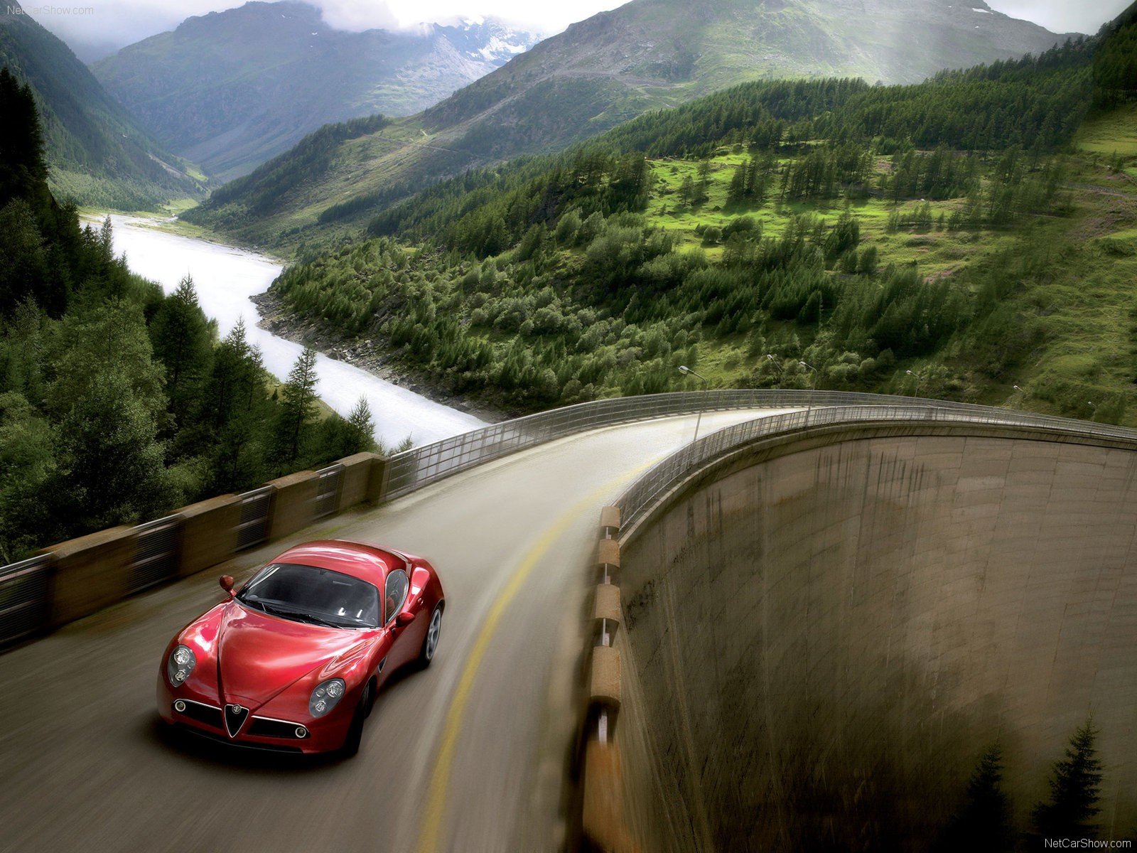 Едет красная машинка. Alfa Romeo 8c. Машина на дороге. Машина в горах. Красивая машина на дороге.