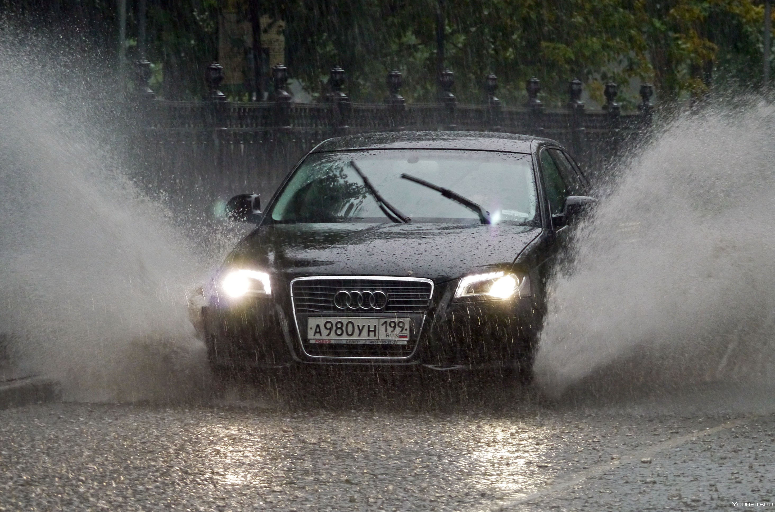 Хорошо в машине в дождь. Машина под ливнем. Машина под дождем. Машина по луже. Машина дождь.