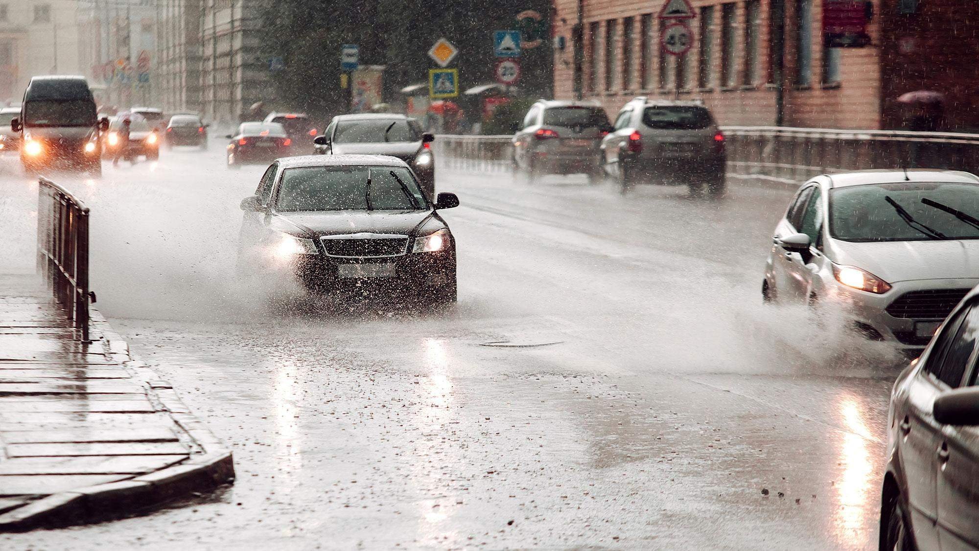 Работает во время дождя. Машина едет в дождь. Машина под дождем. Ливень. Сильный дождь машины.