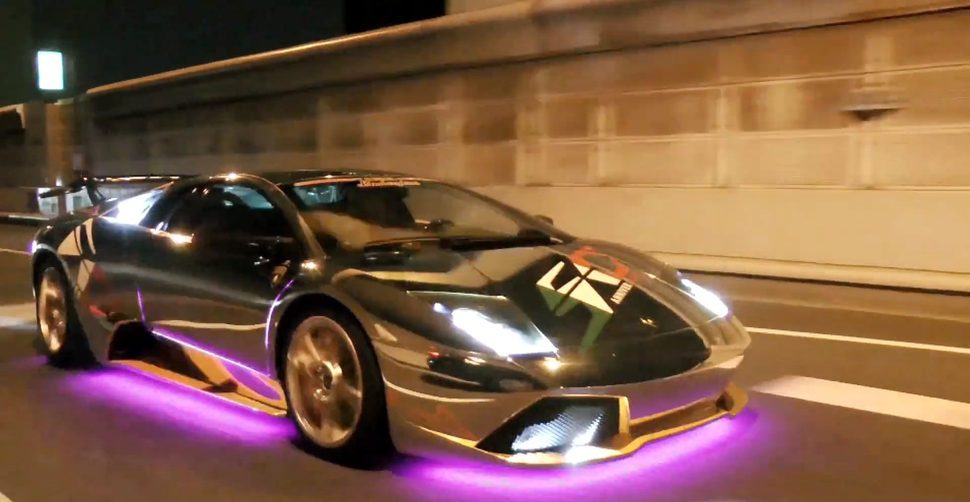 Какое крутое видео. Ламборгини авентадор неон. Крутые Тачки с подсветкой. Lamborghini с подсветкой. Спортивные машины с подсветкой.