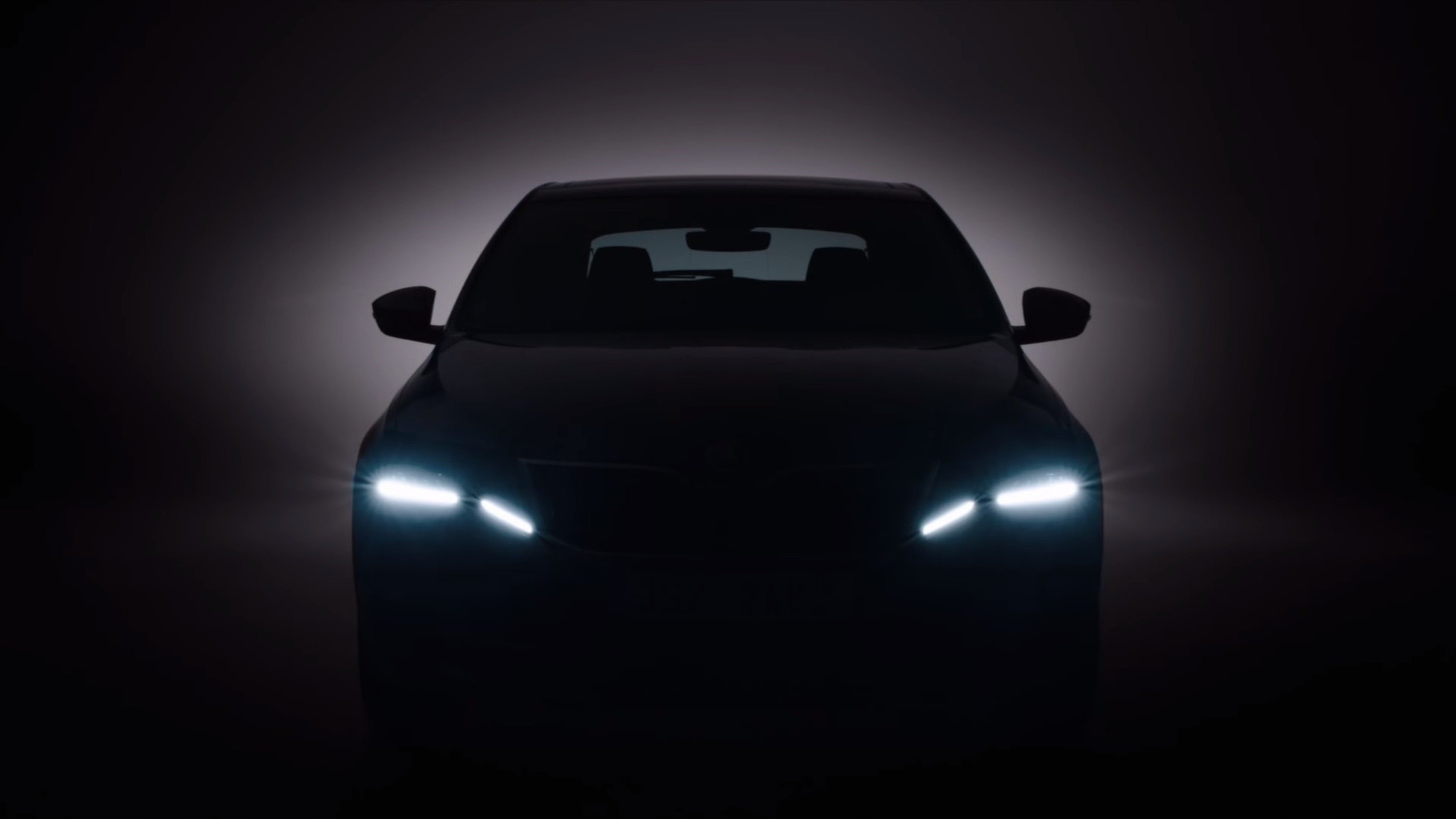 Черная машина перед. Фары свет Audi 80 b3 в темноте.
