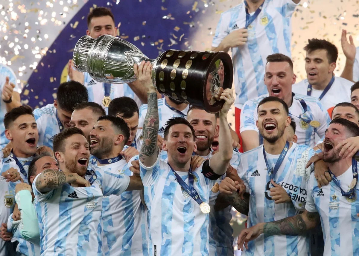 Сколько раз становилась чемпионом сборная команда аргентины. Месси Аргентина 2021 чемпион. Месси копа Америка 2021. Сборная Аргентины копа Америка 2021. Лионель Месси копа Америка.