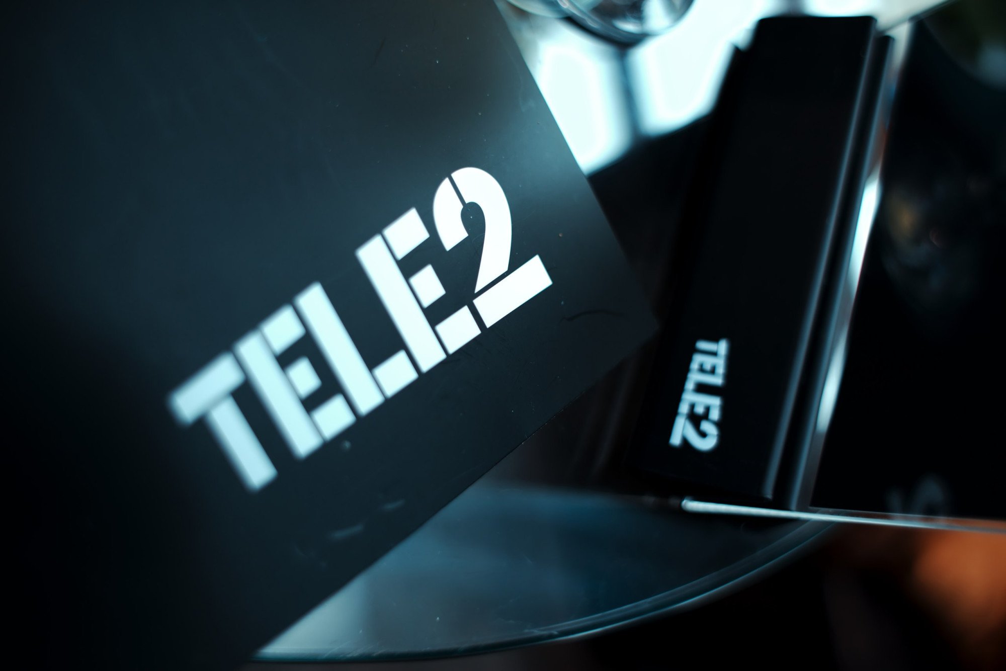 Tele2 картинки. Tele2 логотип. Обои теле2. Логотип оператора теле2. Живой телефон теле2