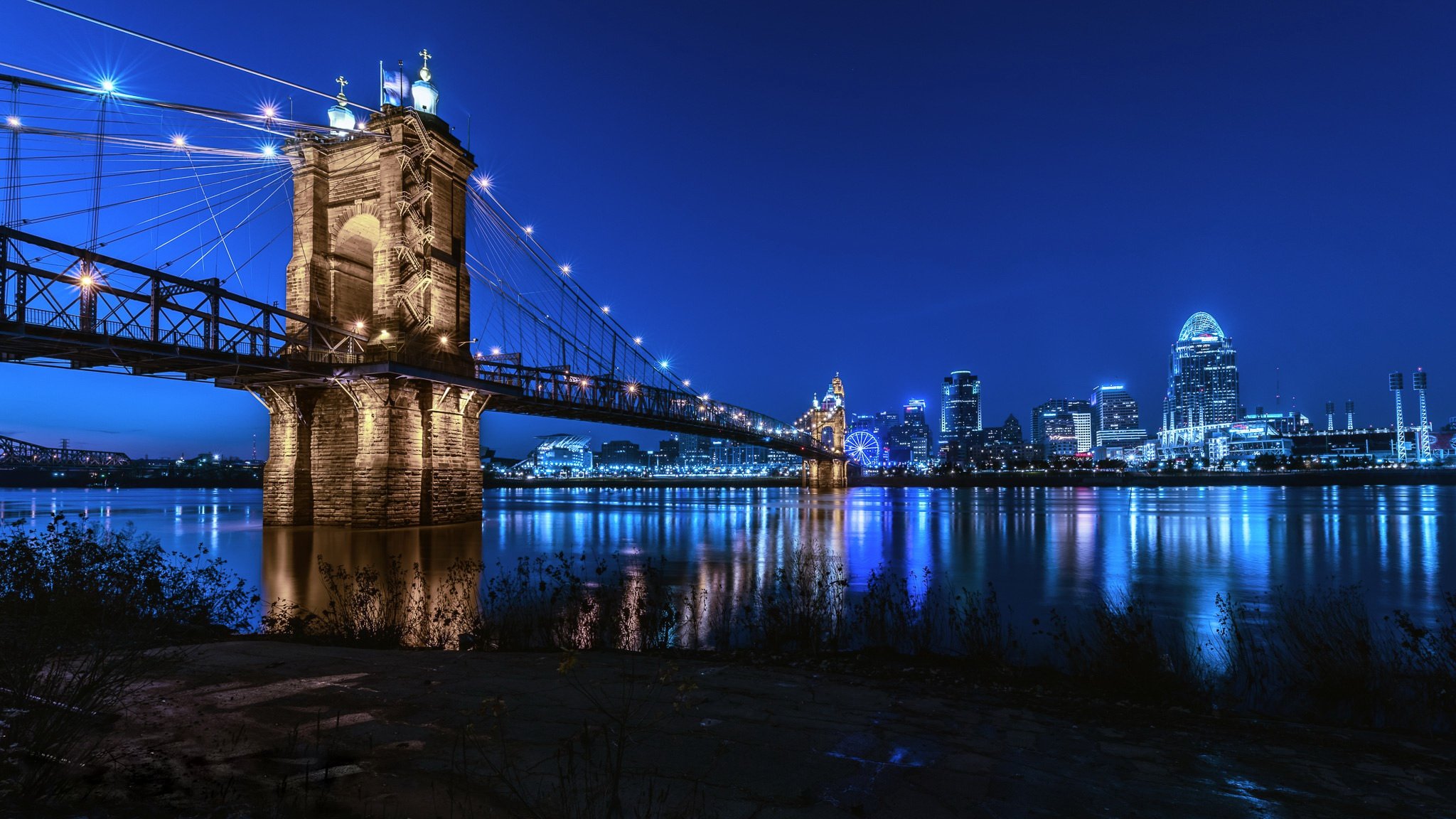 Night posting. Мост Джона Роблинга Цинциннати. Бруклинский мост. Ночной город мост. Город мост ночь.