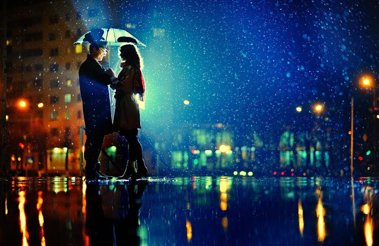 Любовь в городе жара. Влюбленные в ночном городе. Влюбленные под дождем. Двое влюбленных в городе. Влюбленные в городе.