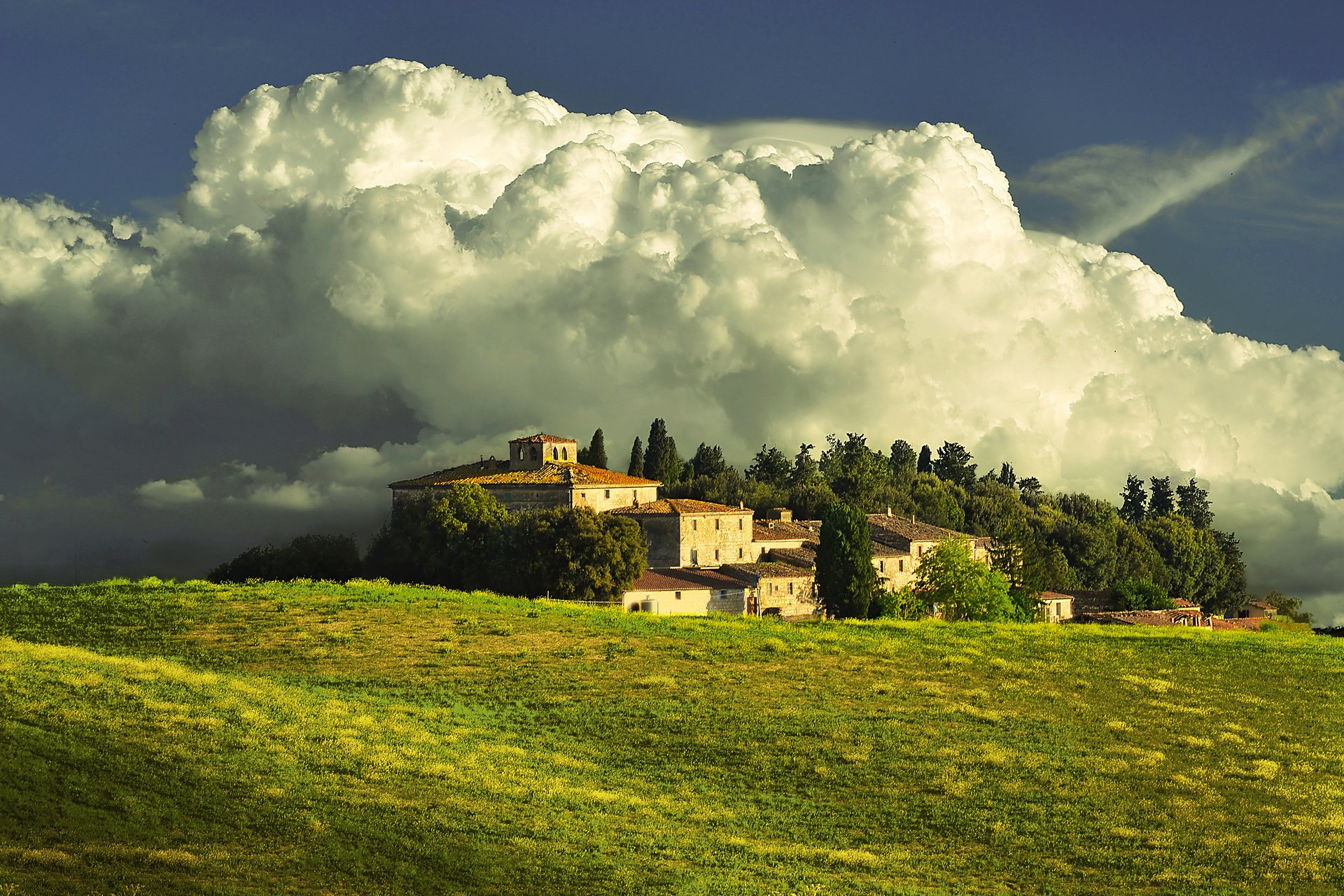 Дома над облаками. Италия Тоскана море. Тоскана Италия пейзажи. Тоскана Италия туман. Тоскана мрачная Италия.
