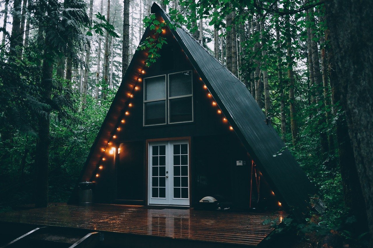 Одиноко стоящий дом. Хижина гномов, Британская Колумбия. Домик в лесу. Дом в лесу. Уютный домик в лесу.