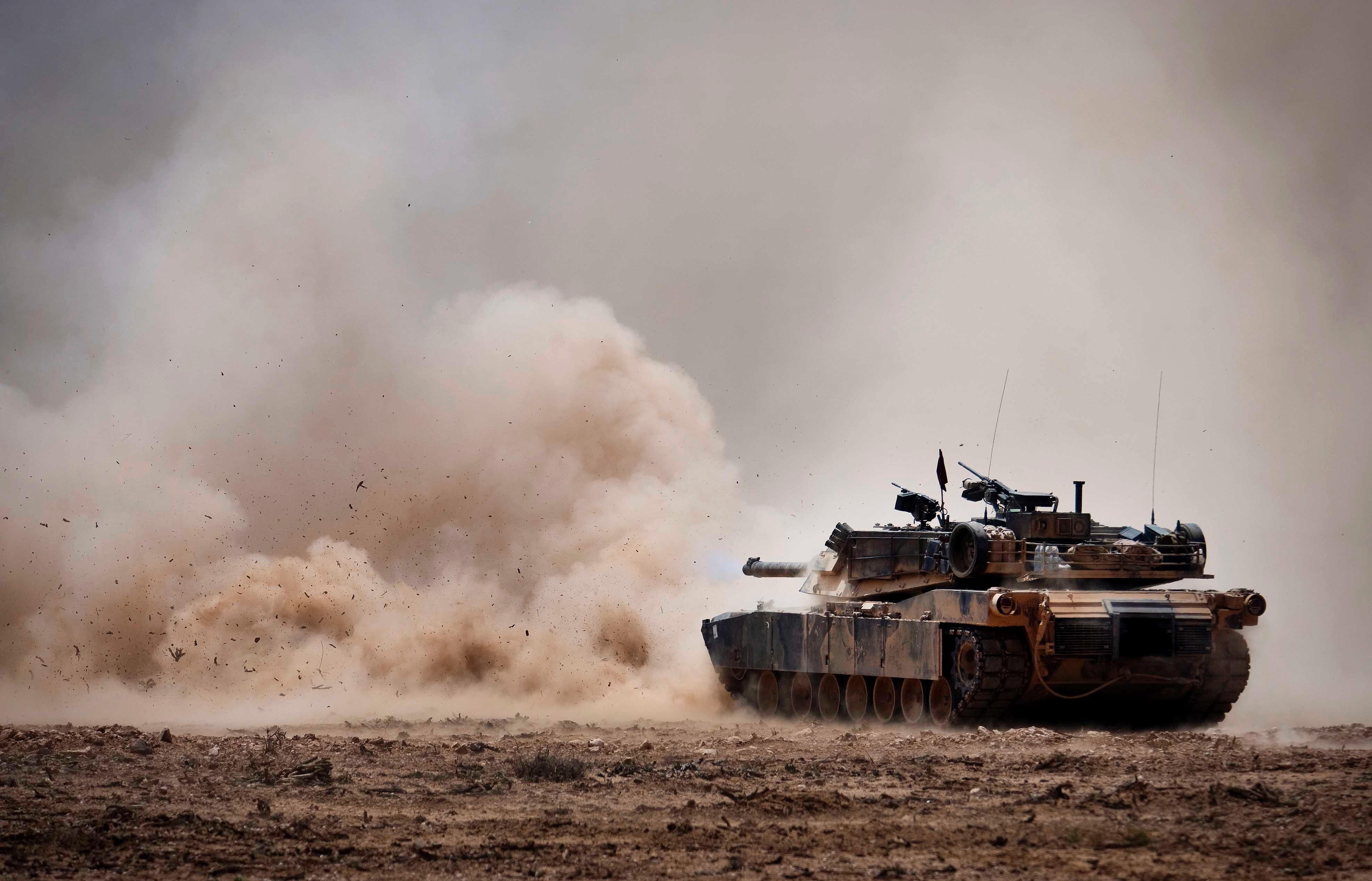 Фон военной техники. M1a1 Abrams. M1 Абрамс x. Танк Абрамс в бою.