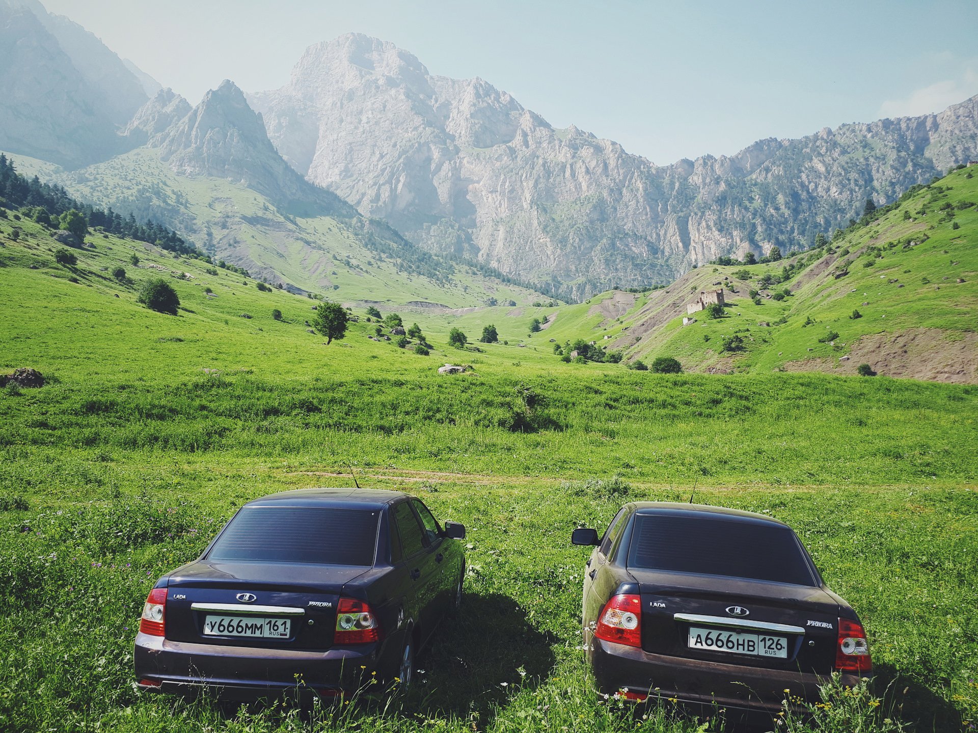 Таджик привез две машины. Кавказские горы чеченцы Приора.
