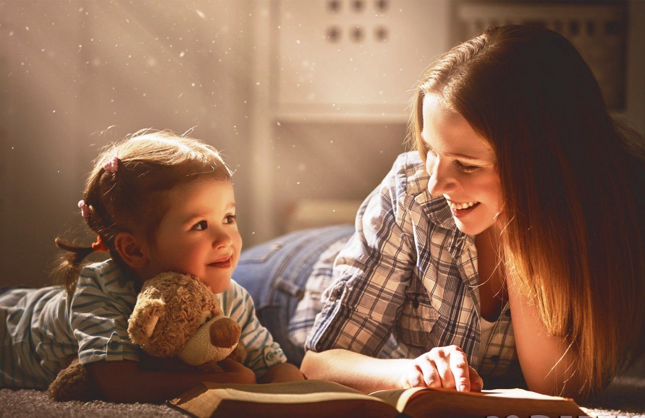 Мамы любят черных. Мама читает сказку ребенку. Девочка с мамой. Чтение сказок детям. Сказки для детей.