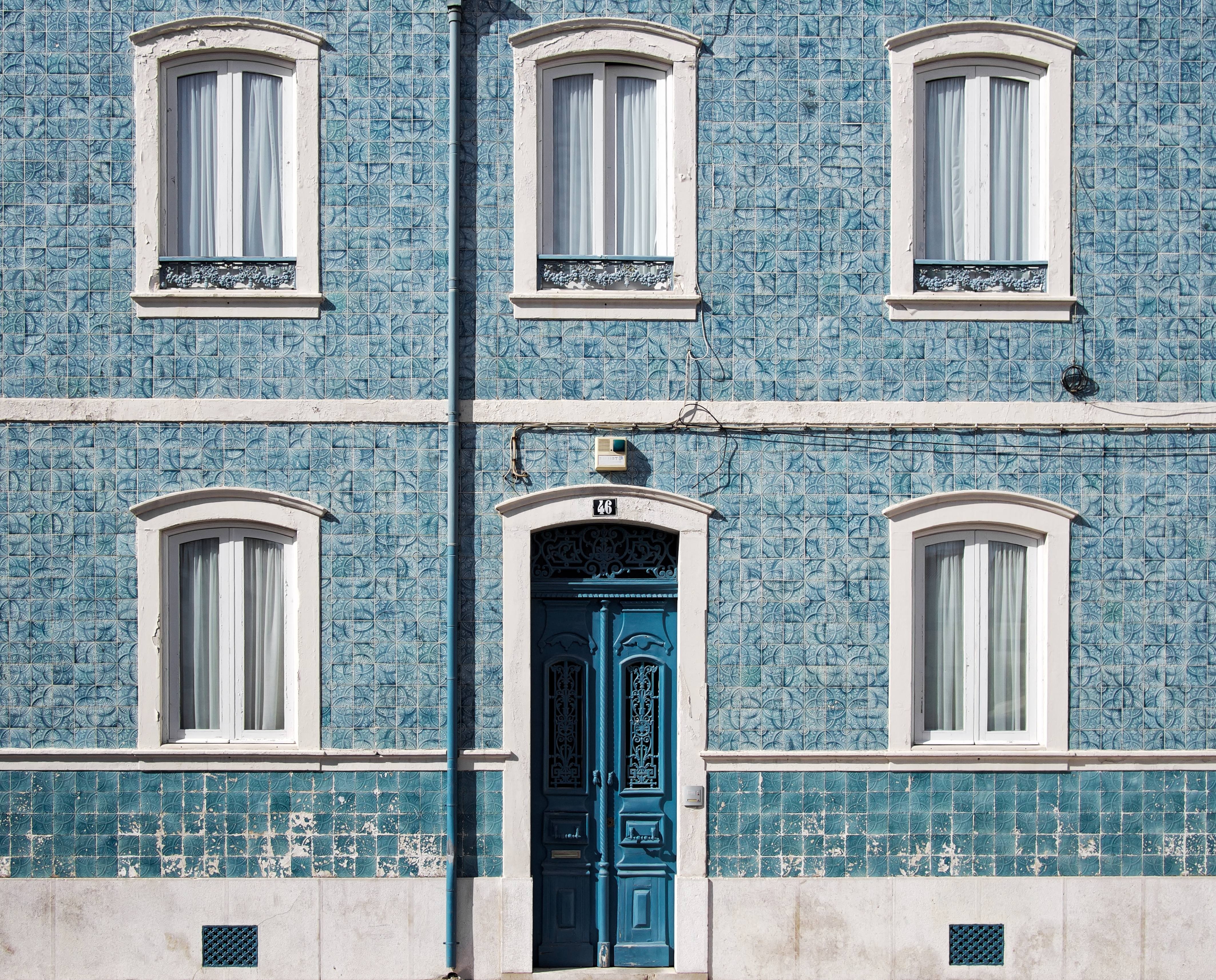 Стена фасада дома. Фасад здания. Текстура фасада здания. Окна на фасаде. Голубой фасад здания.