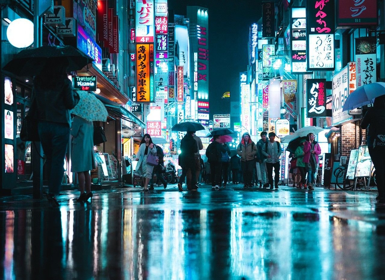 Япония ночной Токио 1980. Токио Сибуя дождь. Япония Токио ночью. Ночная улица с людьми.
