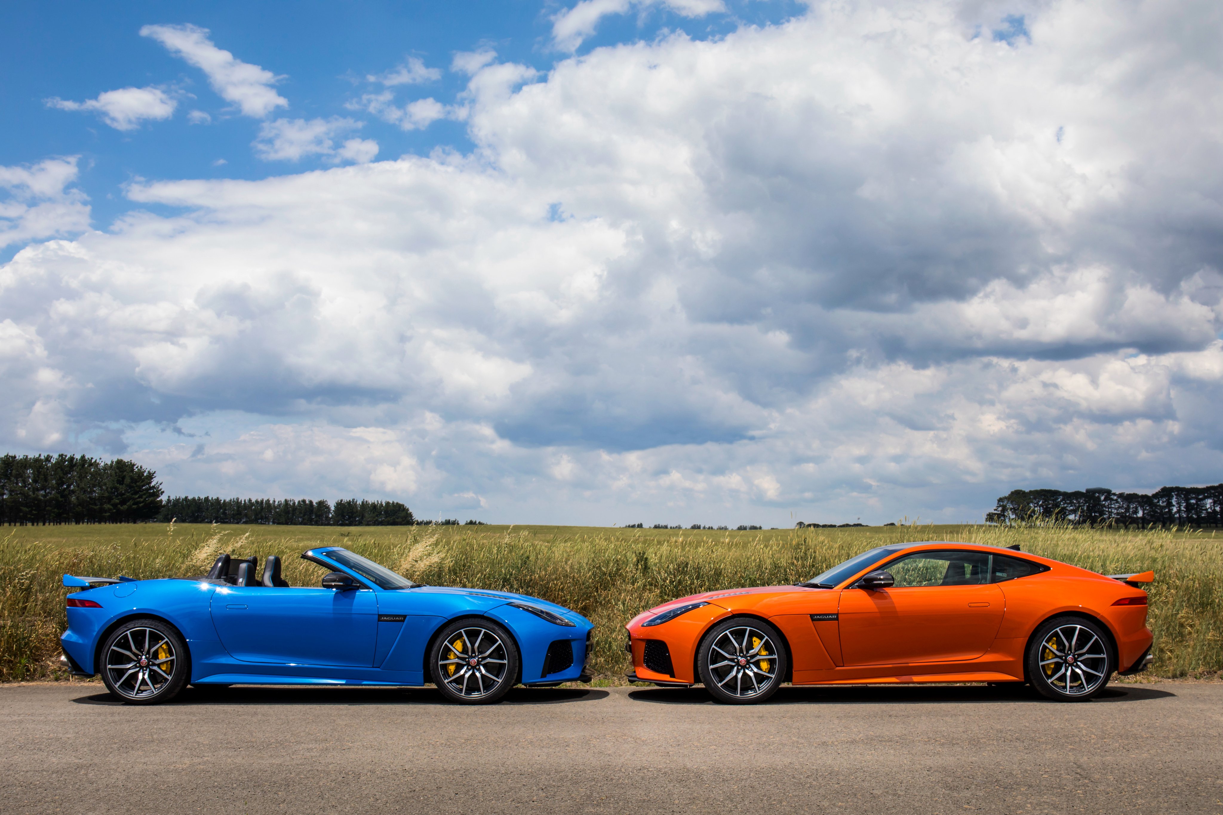 Автомобиль с двух частей. Ягуар ф тайп сбоку. Jaguar f Type 2016 Orange. Jaguar f-Type Blue. Jaguar f-Type SVR Blue.