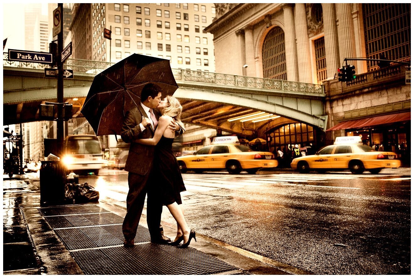Мужчина и женщина под зонтом. Встреча влюбленных. Влюбленные в городе. Город любви.