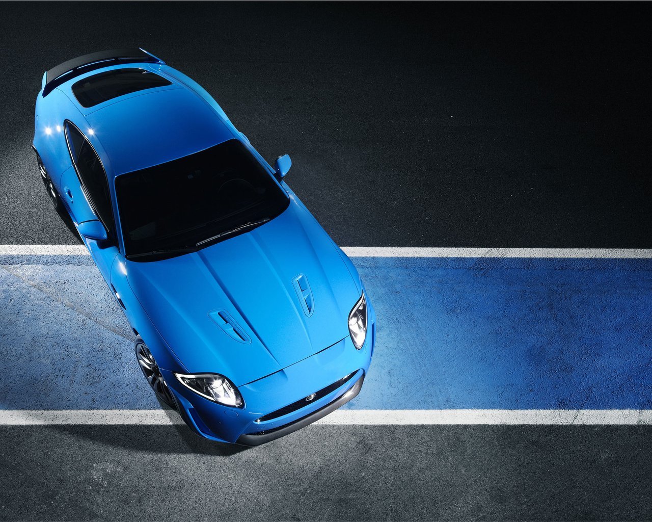 Черная голубая машина. Jaguar XKR-S. Jaguar XKR-S 2012. Ягуар XKR 2012 Aston Martin. Синий Ягуар XKR.
