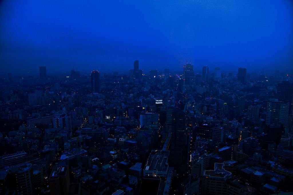 Будет вечер голубой. Темно синий город. Эстетика синего. Эстетика тёмно синего. Город в синих тонах.