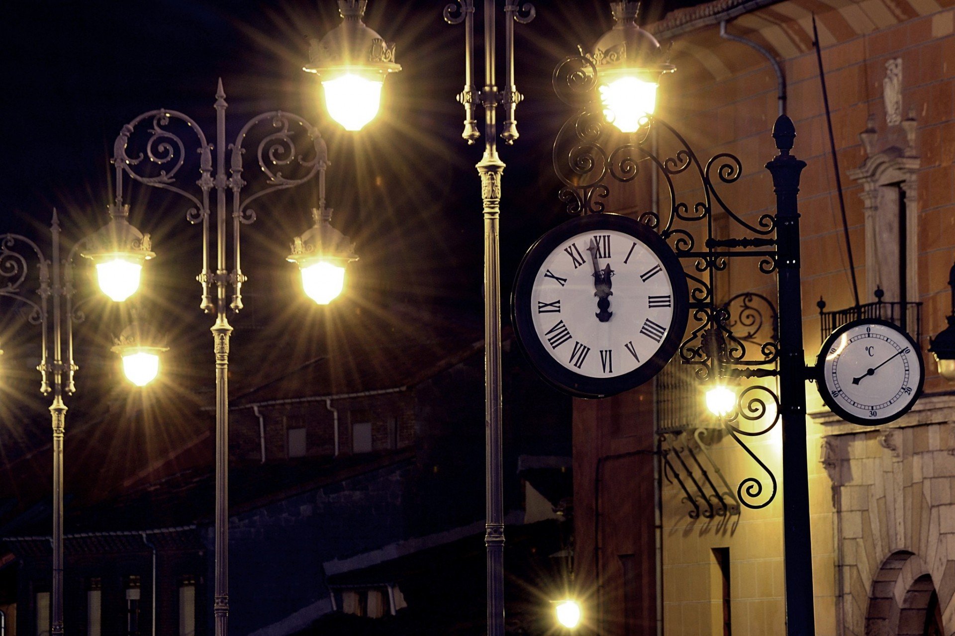 Уличные часы. Фонарный столб с часами. Уличный фонарь ночью. Часы на улице. До 3 часов была в городе